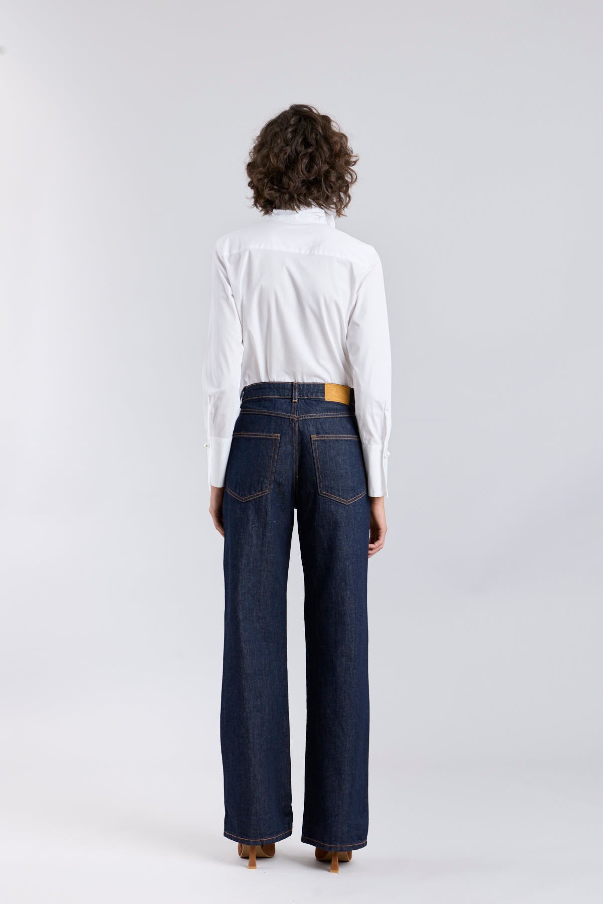 Camisa blanca modelo Bastian con gran lazo al cuello y pechera de batista bordada de The Extreme Collection.