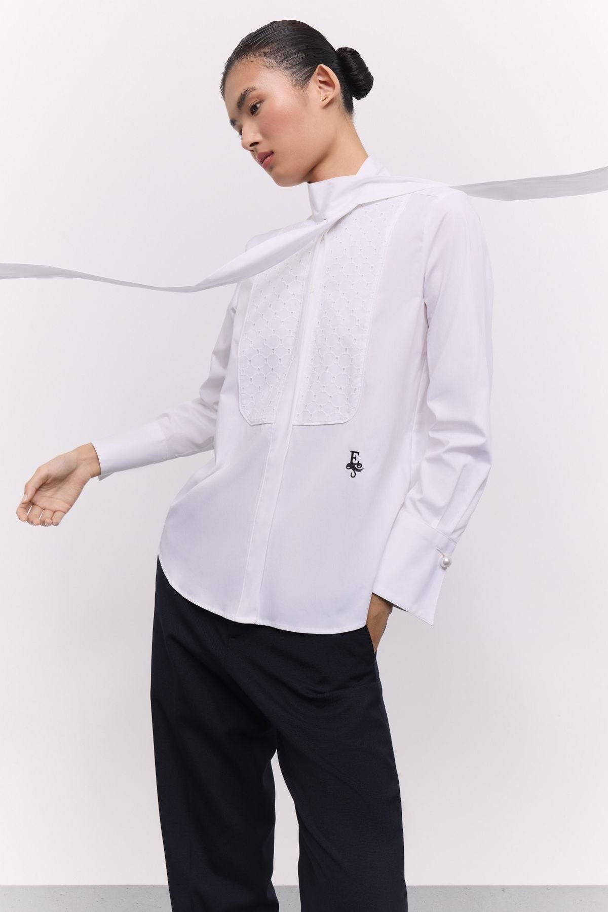Camisa blanca con lazo de popelín de algodón orgánico modelo Bastian pechera en batista bordada y puño alto francés.