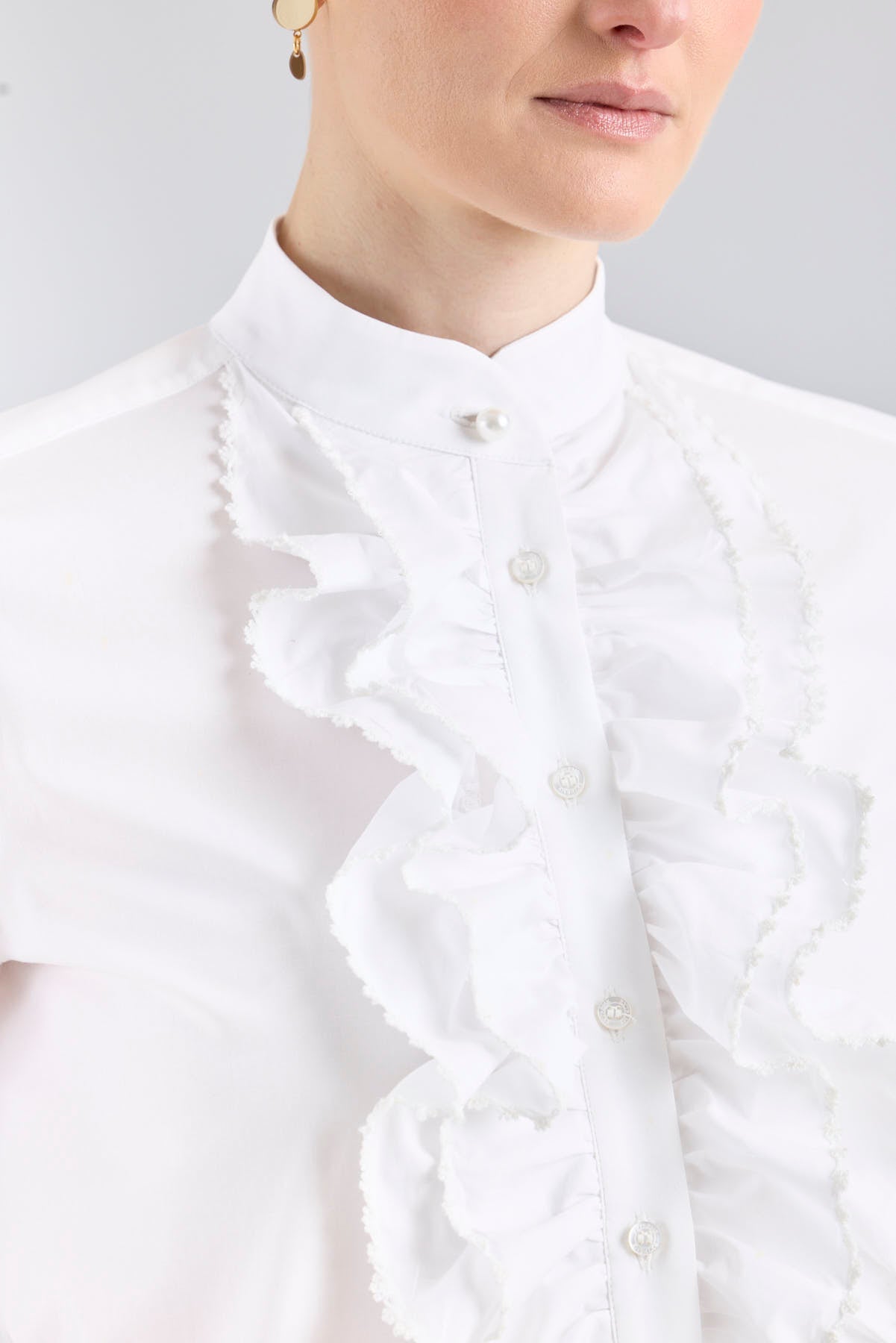 Camisa blanca modelo Dominique con volantes en la pechera y cuello mao de The Extreme Collection.