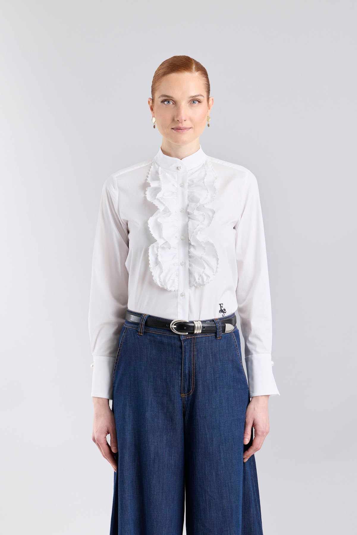 Camisa blanca modelo Dominique con volantes en la pechera y cuello mao de The Extreme Collection.