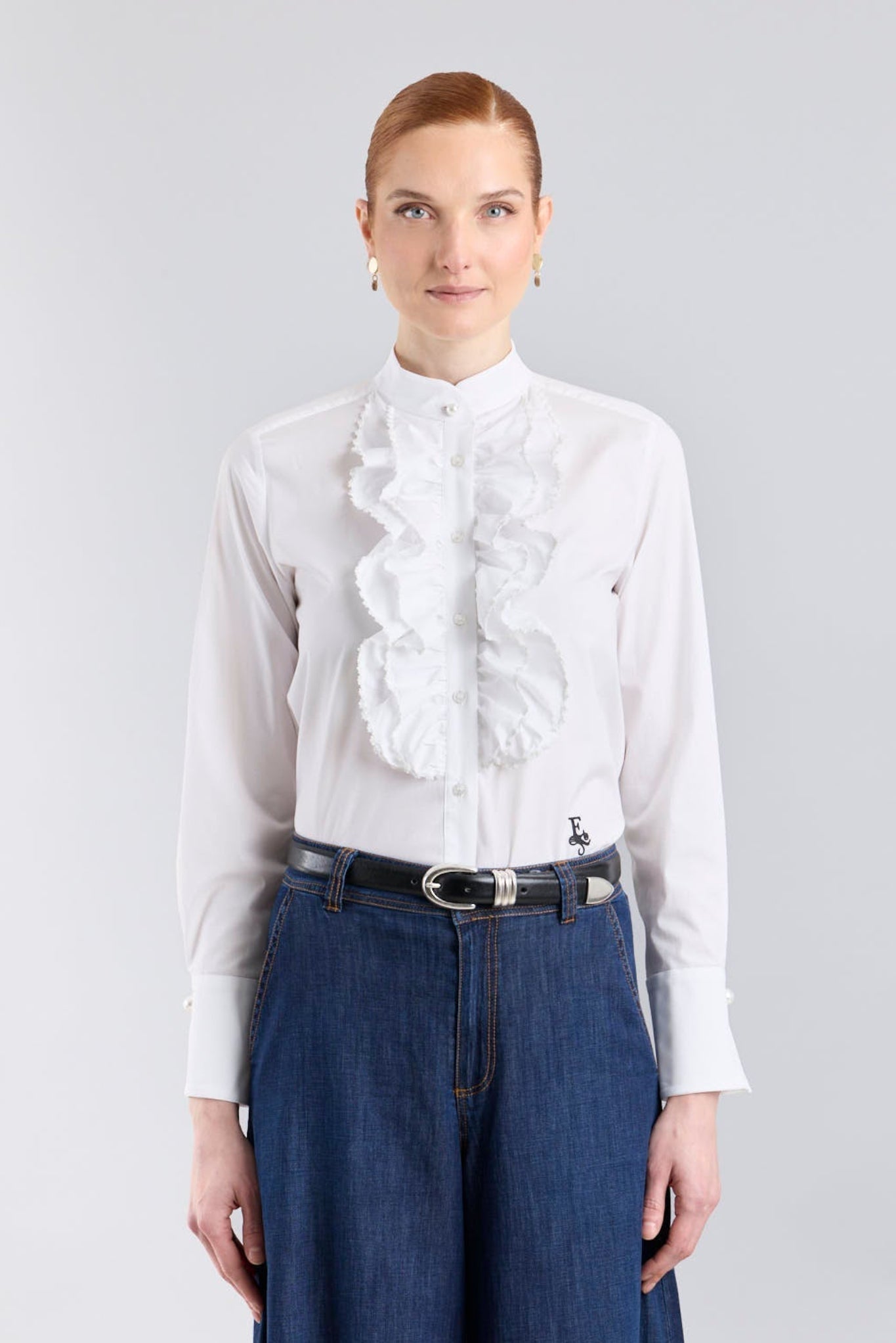 Camisa blanca modelo Dominique con volantes en la pechera y cuello mao de The Extreme Collection.