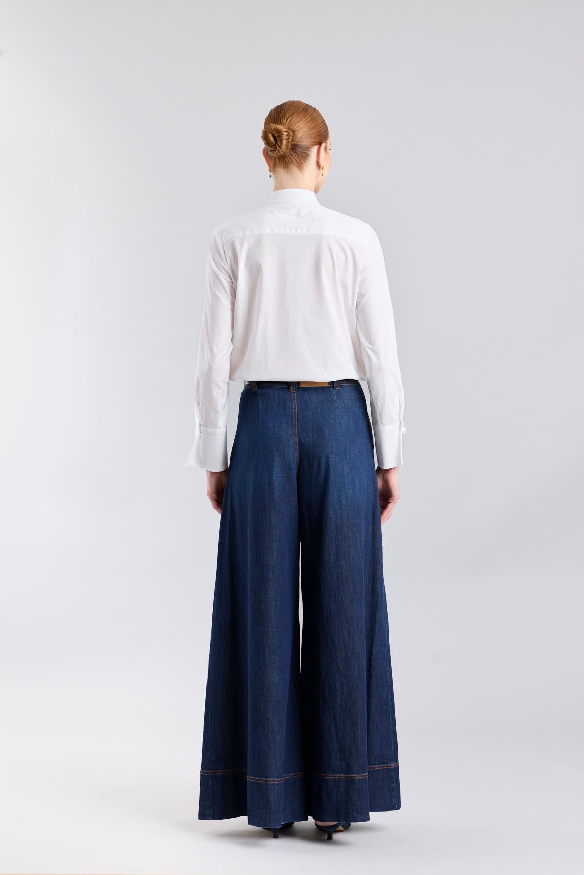 Camisa blanca modelo Dominique con volantes en la pechera y cuello mao de The Extreme Collection.