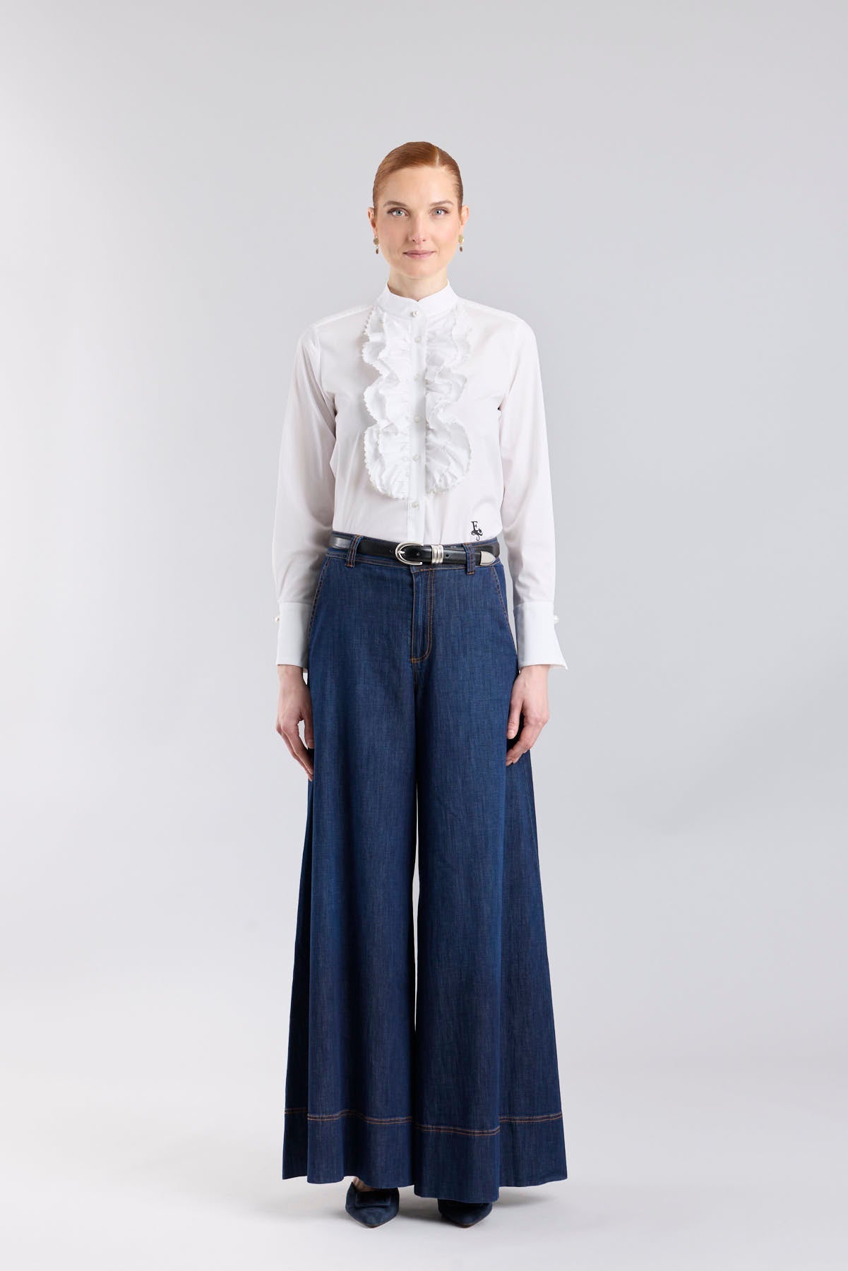 Camisa blanca modelo Dominique con volantes en la pechera y cuello mao de The Extreme Collection.