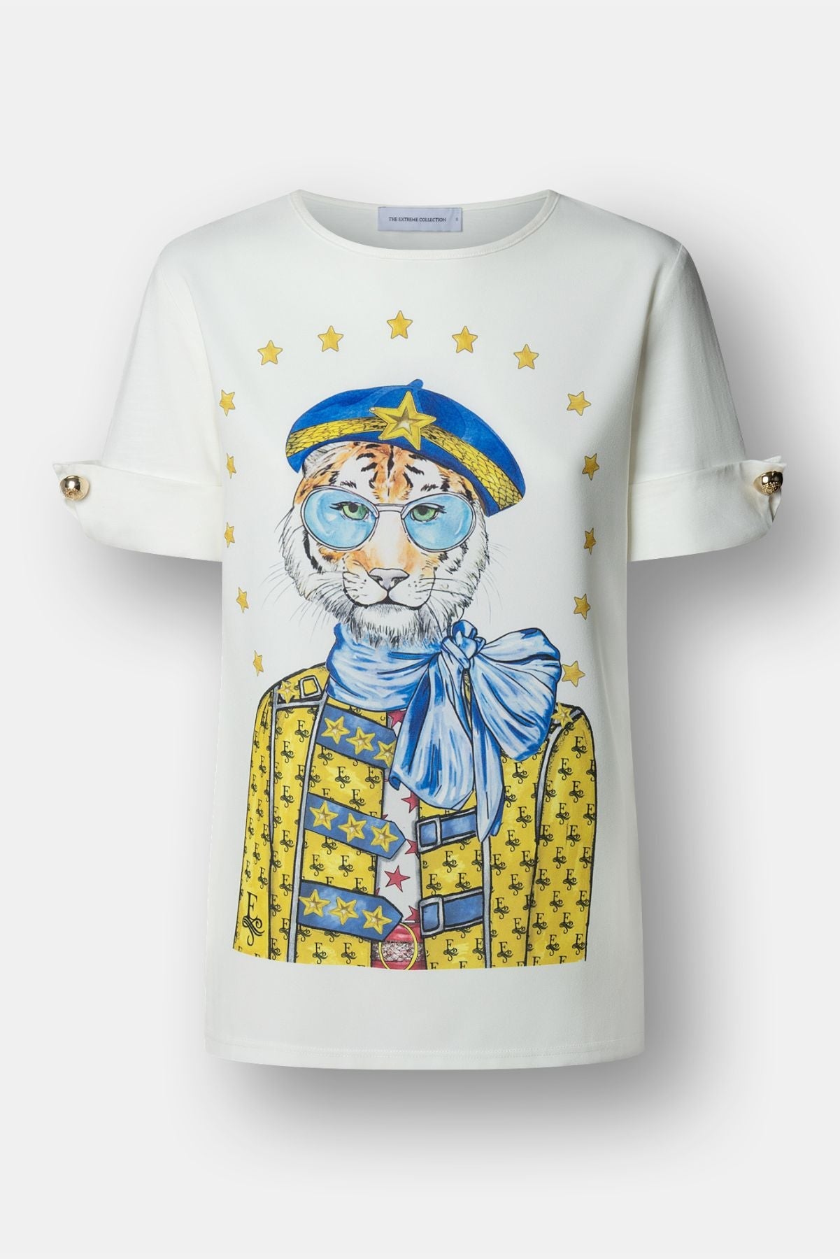 Camiseta blanca con botones dorados en las mangas y estampado de tigre con boina azul de The Extreme Collection