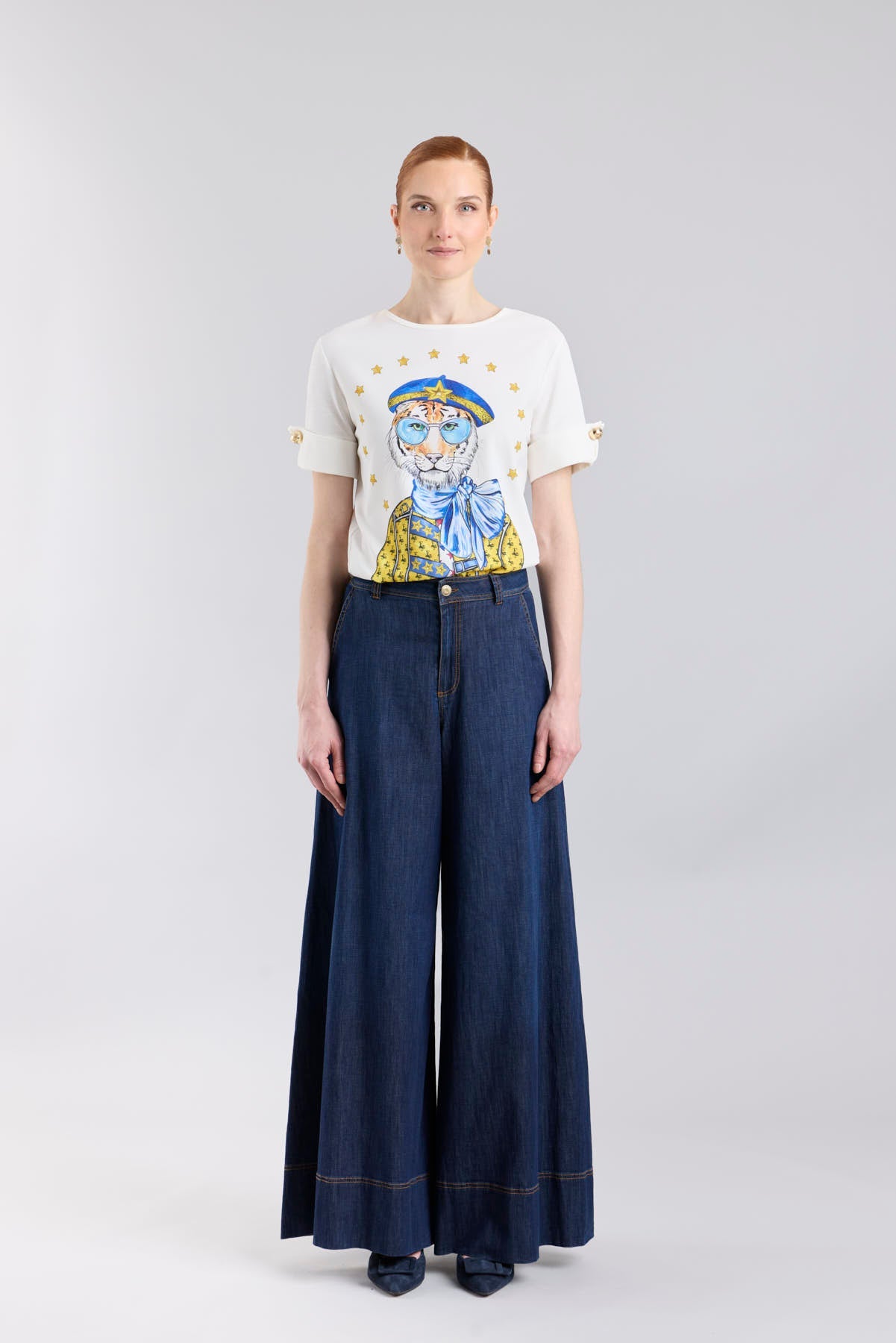 Camiseta blanca con botones dorados en las mangas y estampado de tigre con boina azul de The Extreme Collection