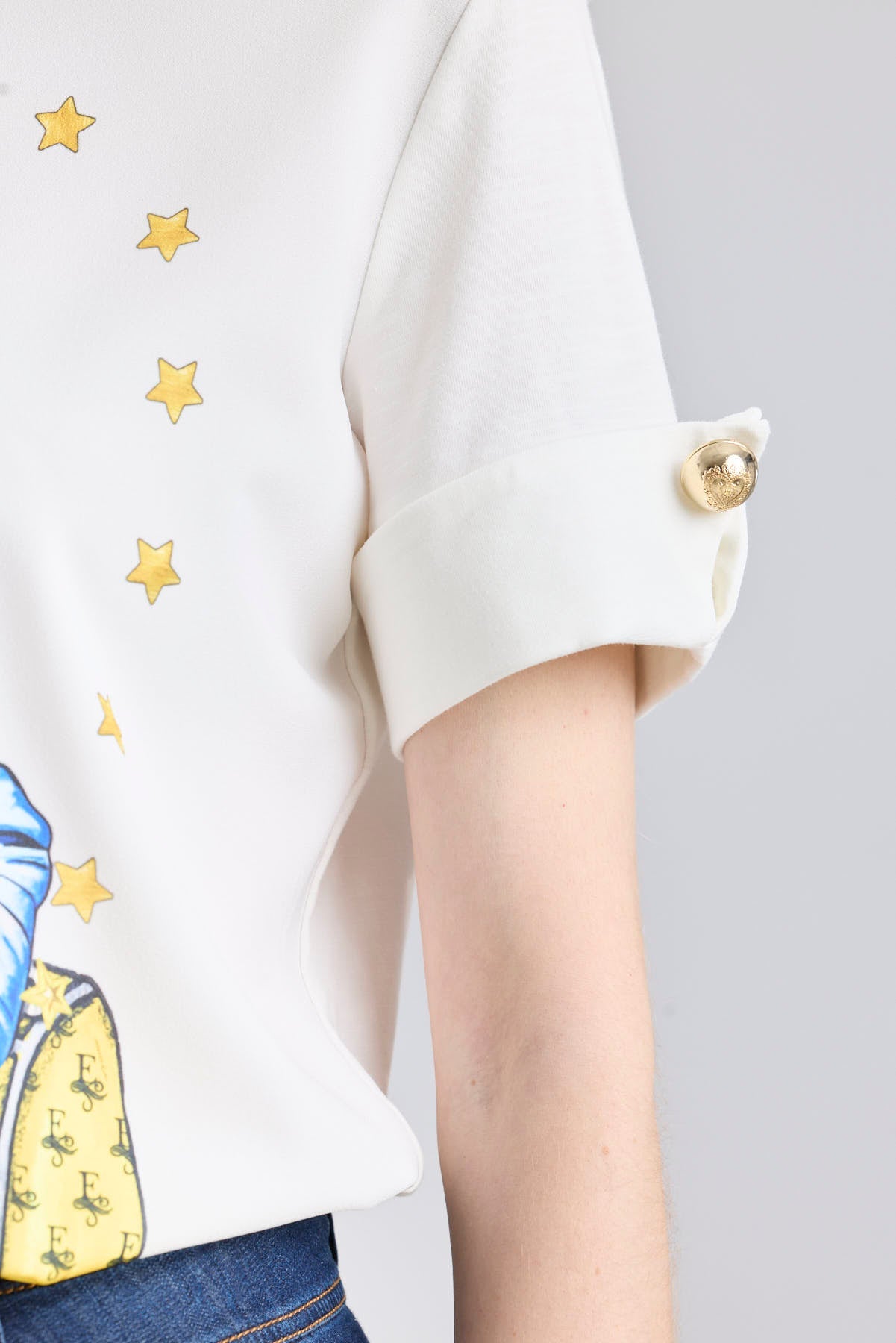 Camiseta blanca con botones dorados en las mangas y estampado de tigre con boina azul de The Extreme Collection