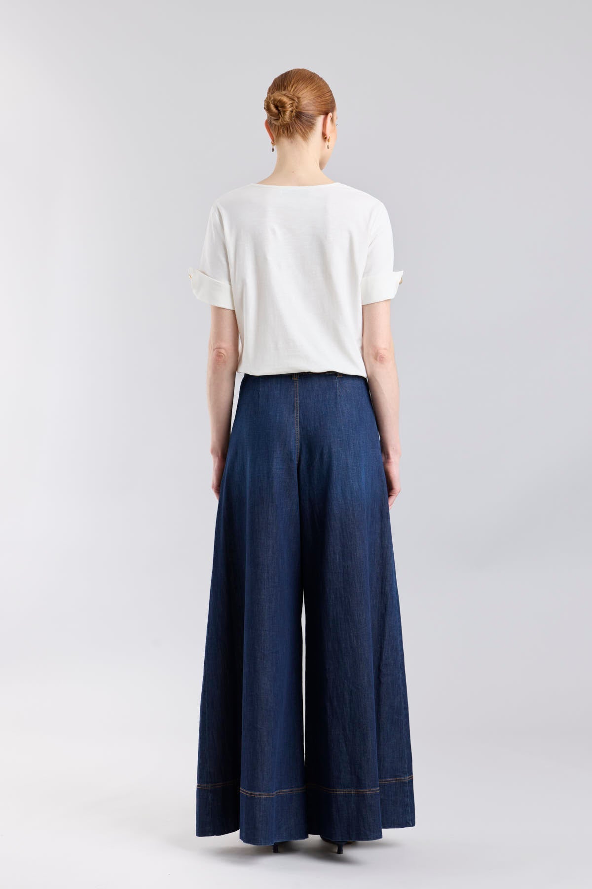 Camiseta blanca con botones dorados en las mangas y estampado de tigre con boina azul de The Extreme Collection