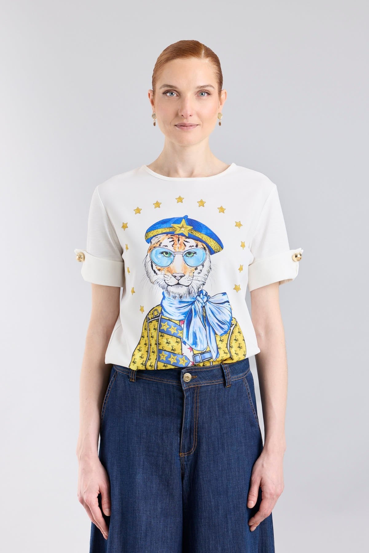 Camiseta blanca con botones dorados en las mangas y estampado de tigre con boina azul de The Extreme Collection