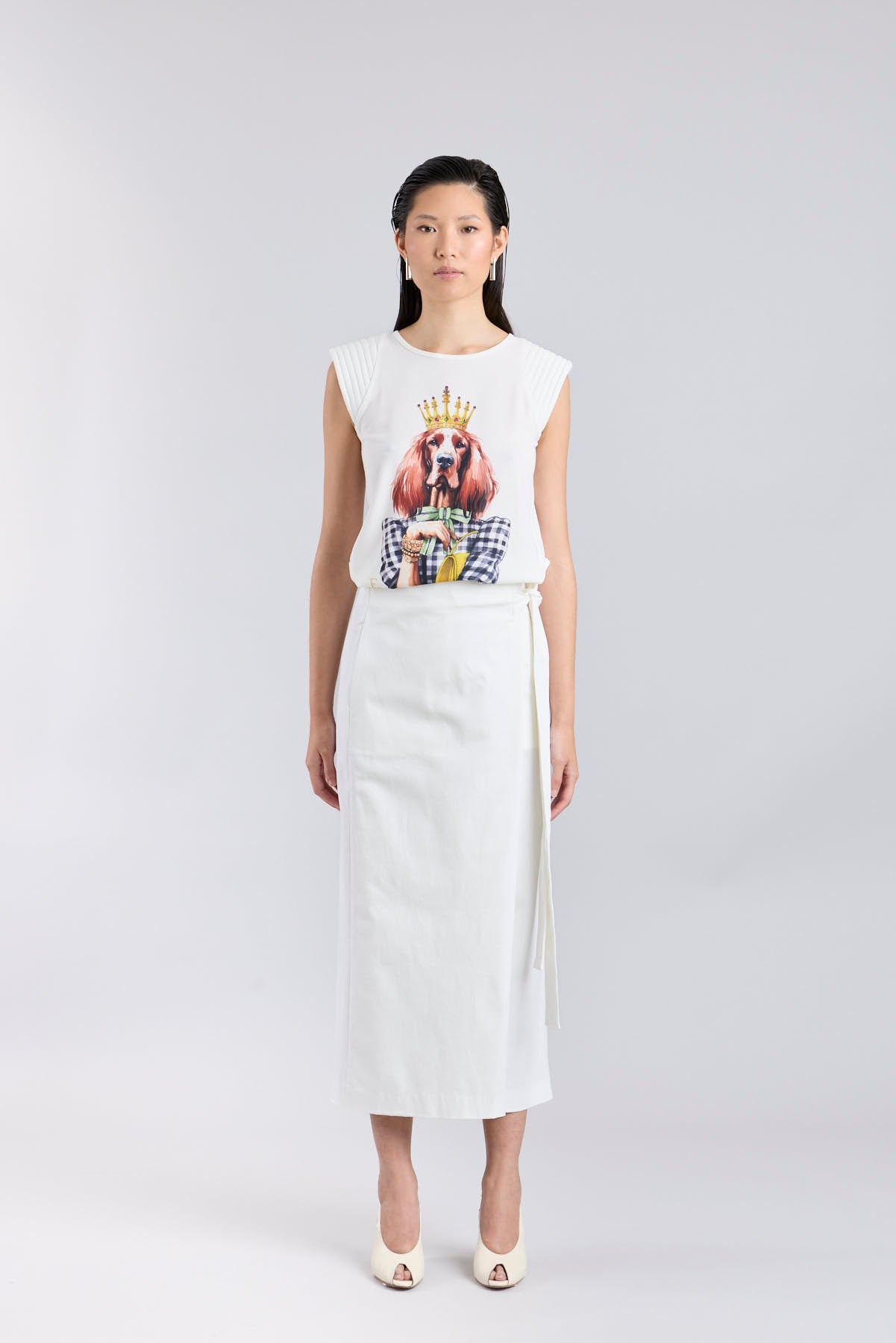 Camiseta blanca con ilustración de perro Setter luciendo una corona dorada y lazo verde de The Extreme Collection.