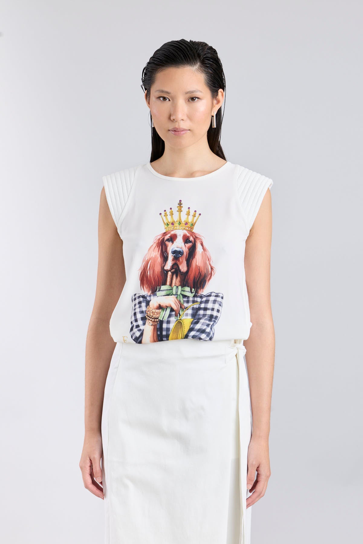 Camiseta blanca con ilustración de perro Setter luciendo una corona dorada y lazo verde de The Extreme Collection.