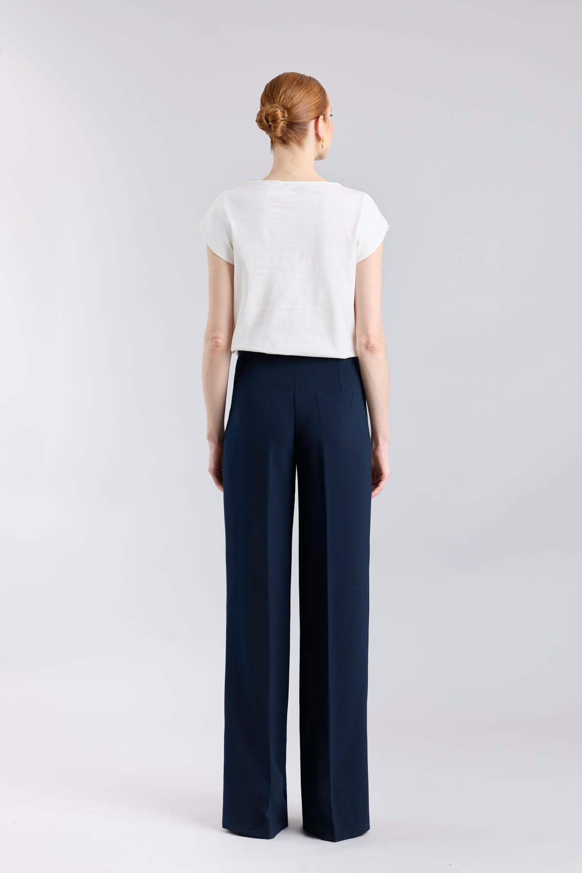 Camiseta blanca con estampado de perro Braco con prismáticos y detalles militares de The Extreme Collection.