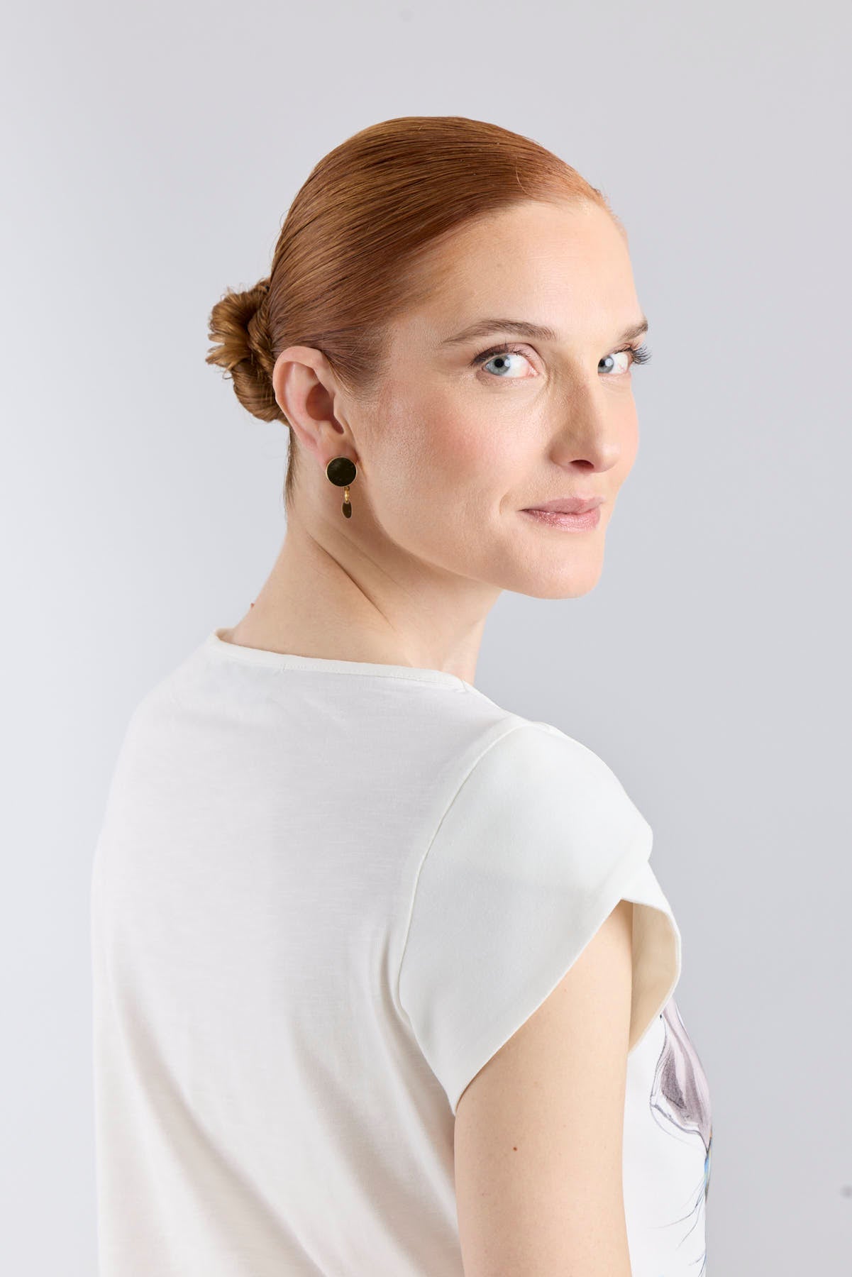 Camiseta blanca con estampado de perro Braco con prismáticos y detalles militares de The Extreme Collection.