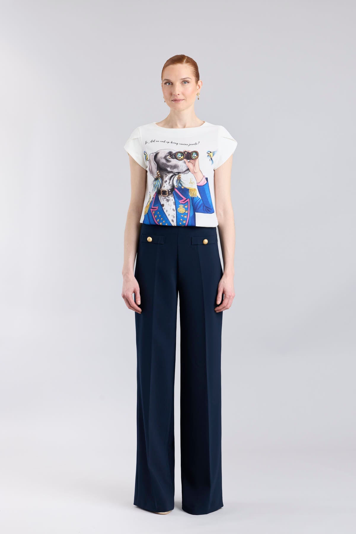 Camiseta blanca con estampado de perro Braco con prismáticos y detalles militares de The Extreme Collection.