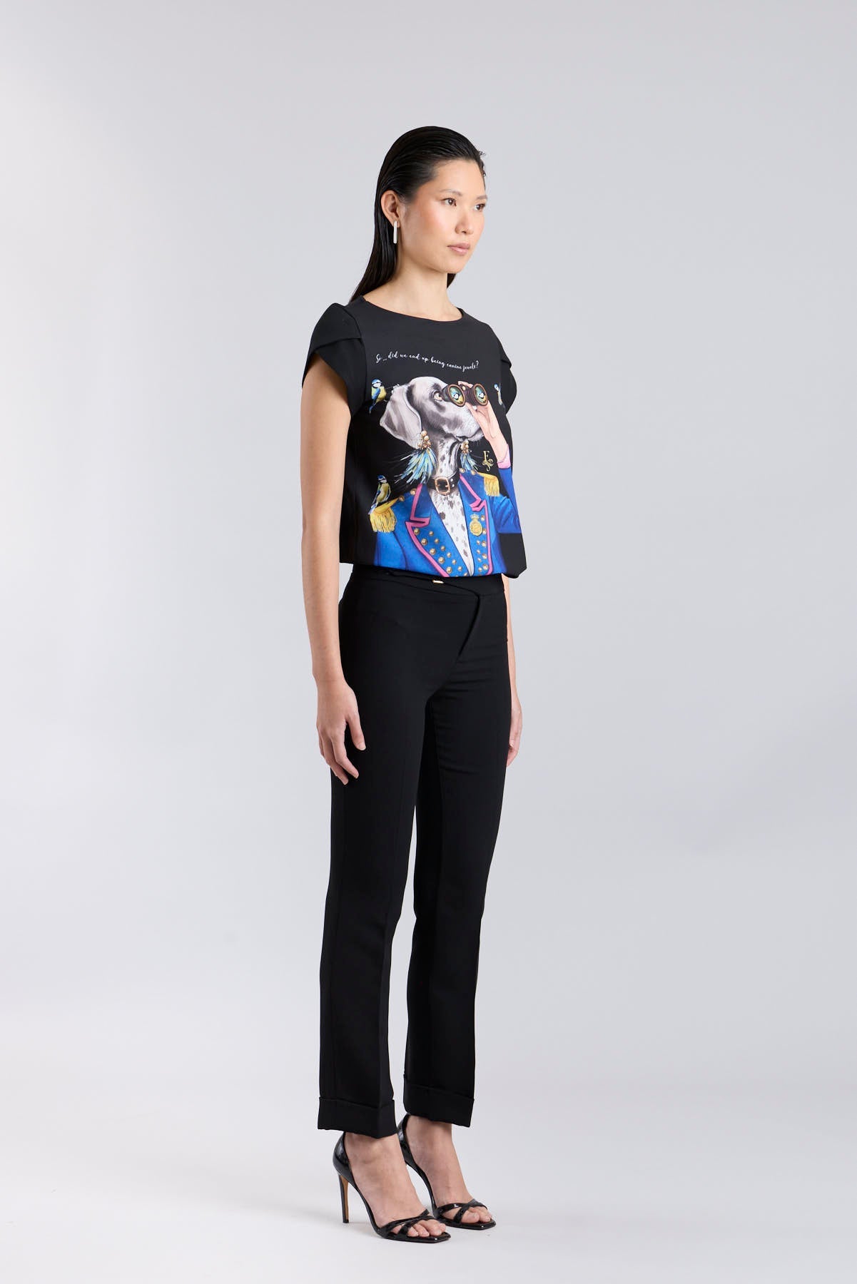 Camiseta negra con estampado central de perro Braco con prismáticos y detalles dorados de The Extreme Collection.