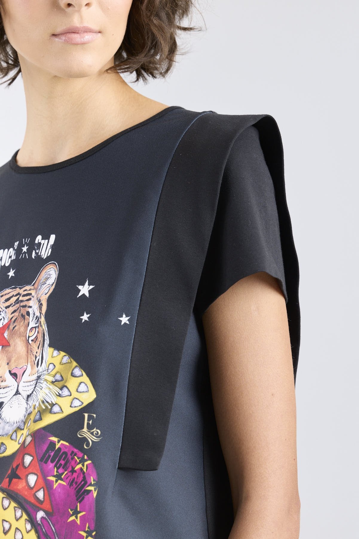 Camiseta negra con estampado central de tigre y estrellas modelo Rock Star de The Extreme Collection.