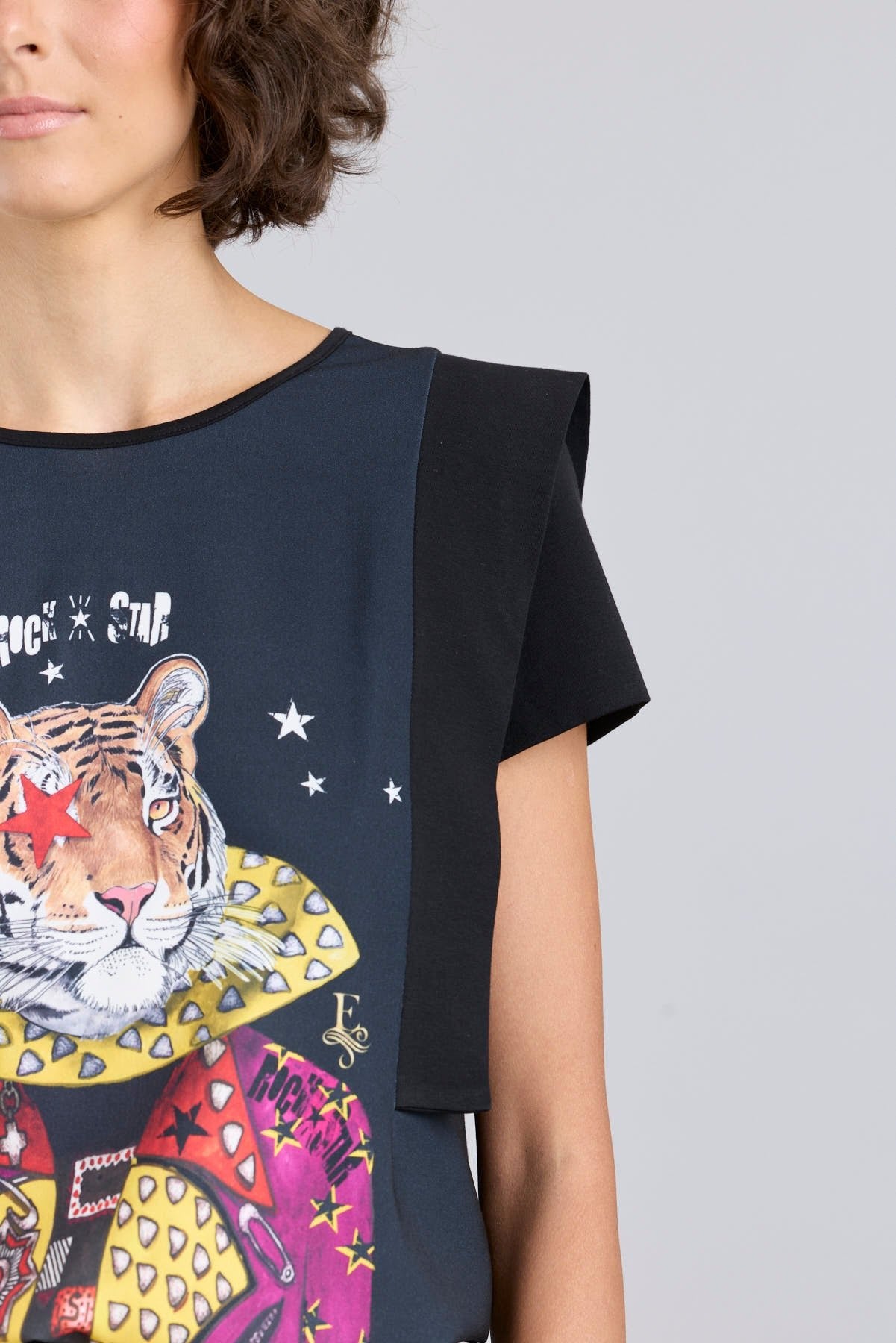 Camiseta negra con estampado central de tigre y estrellas modelo Rock Star de The Extreme Collection.
