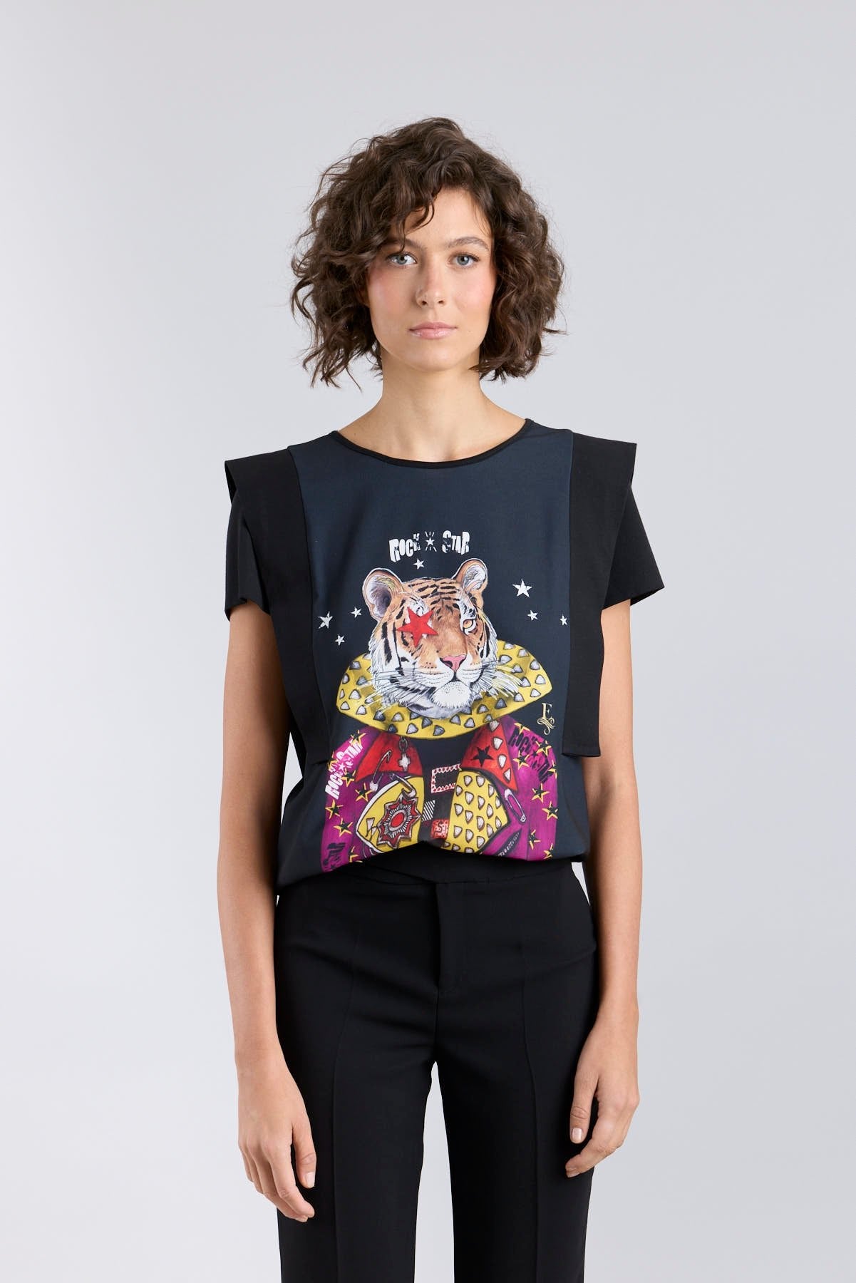 Camiseta negra con estampado central de tigre y estrellas modelo Rock Star de The Extreme Collection.