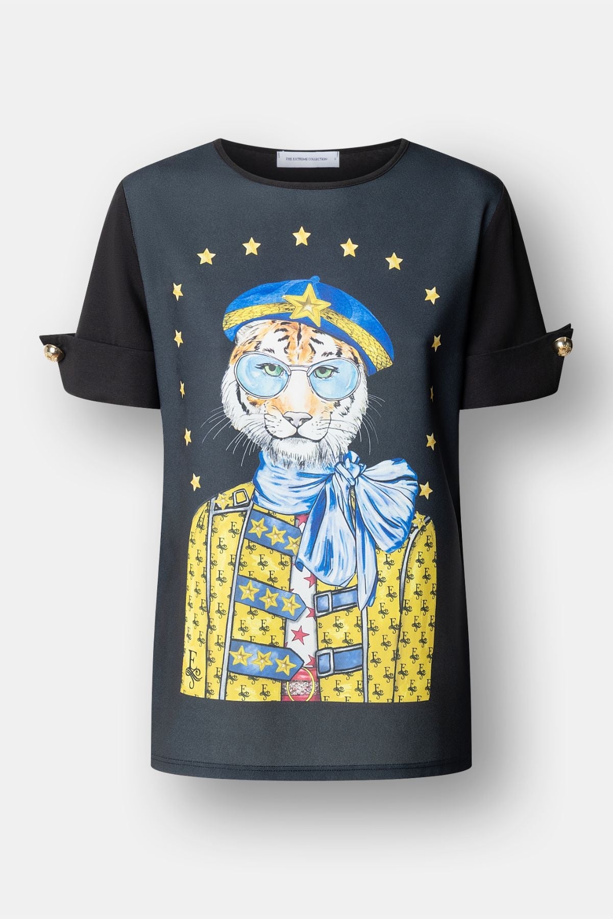 Camiseta negra con botones dorados en las mangas y estampado de tigre con boina azul de The Extreme Collection.