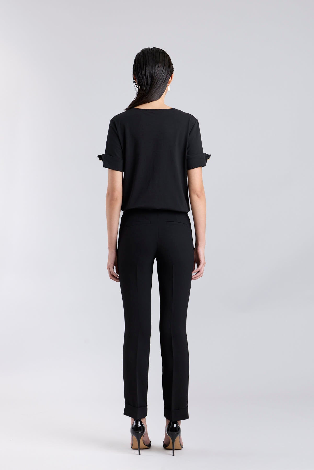 Camiseta negra con botones dorados en las mangas y estampado de tigre con boina azul de The Extreme Collection.