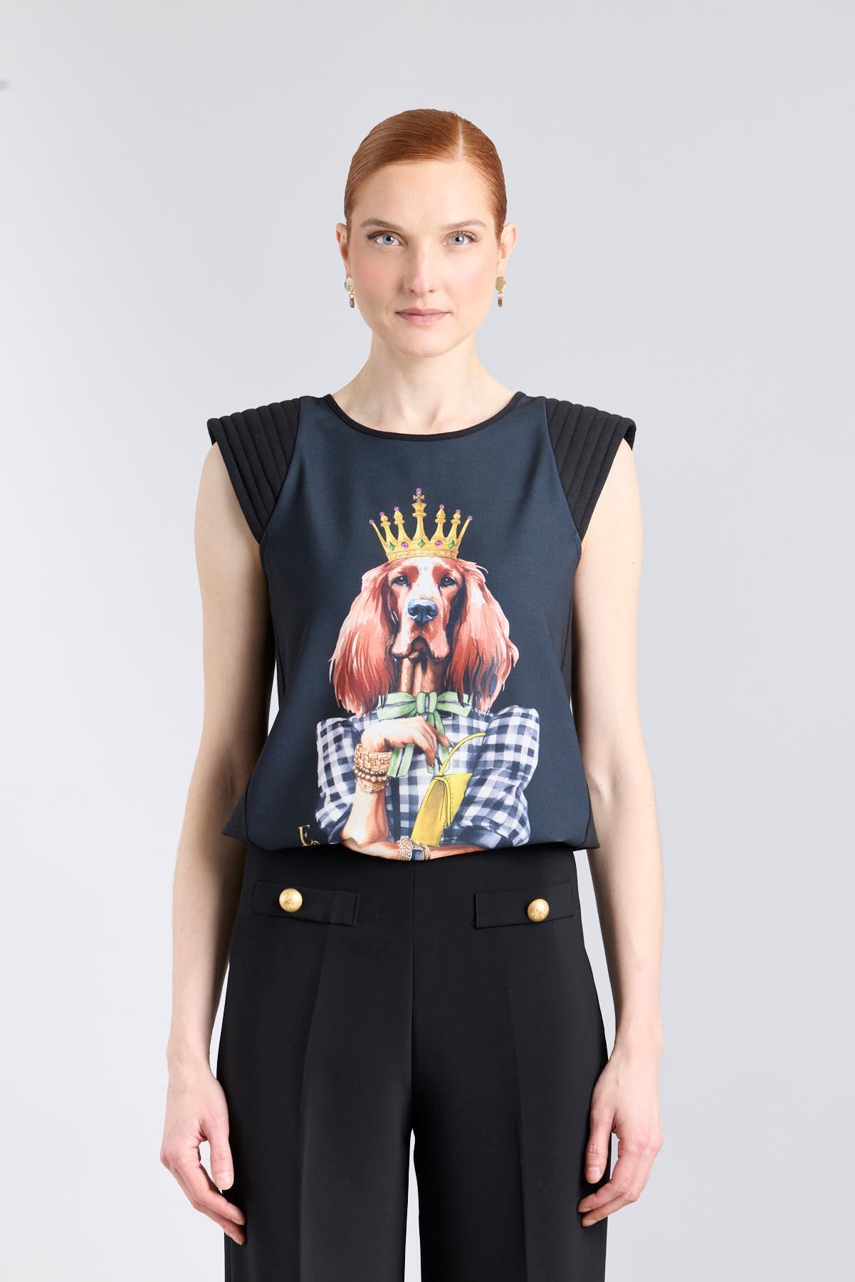 Camiseta negra con ilustración de perro Setter luciendo una corona dorada y lazo verde de The Extreme Collection.