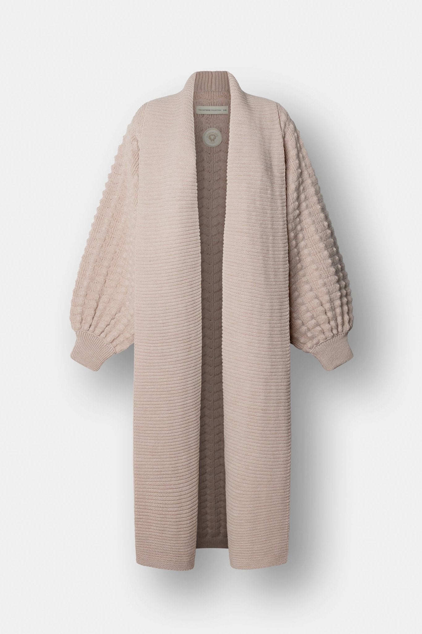 Cárdigan largo rosa de punto para mujer con mangas de textura geométrica y diseño minimalista.