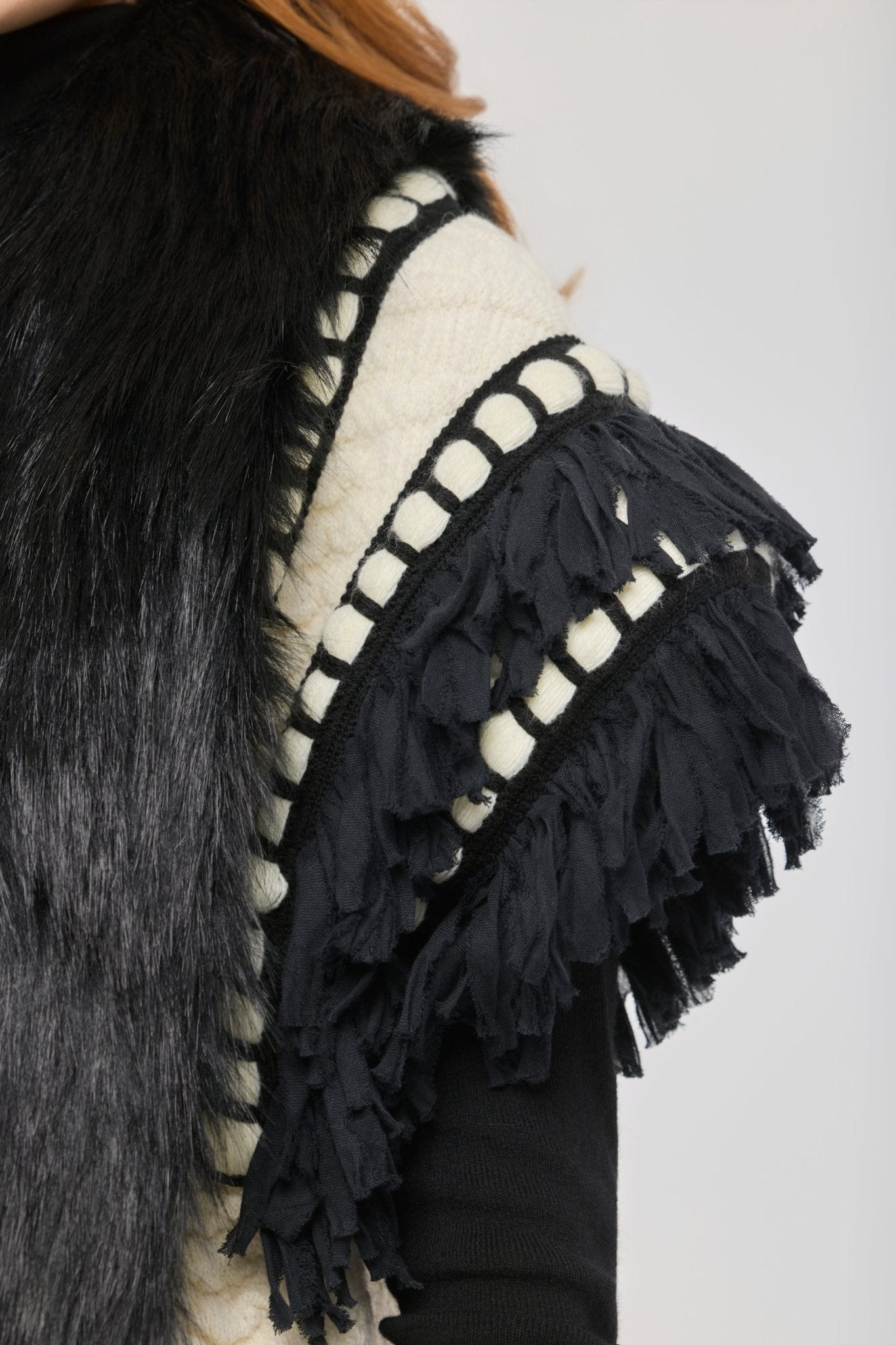 Chaleco blanco largo de pelo para mujer, con estructura combinada y flecos negros artesanales cortados a mano.