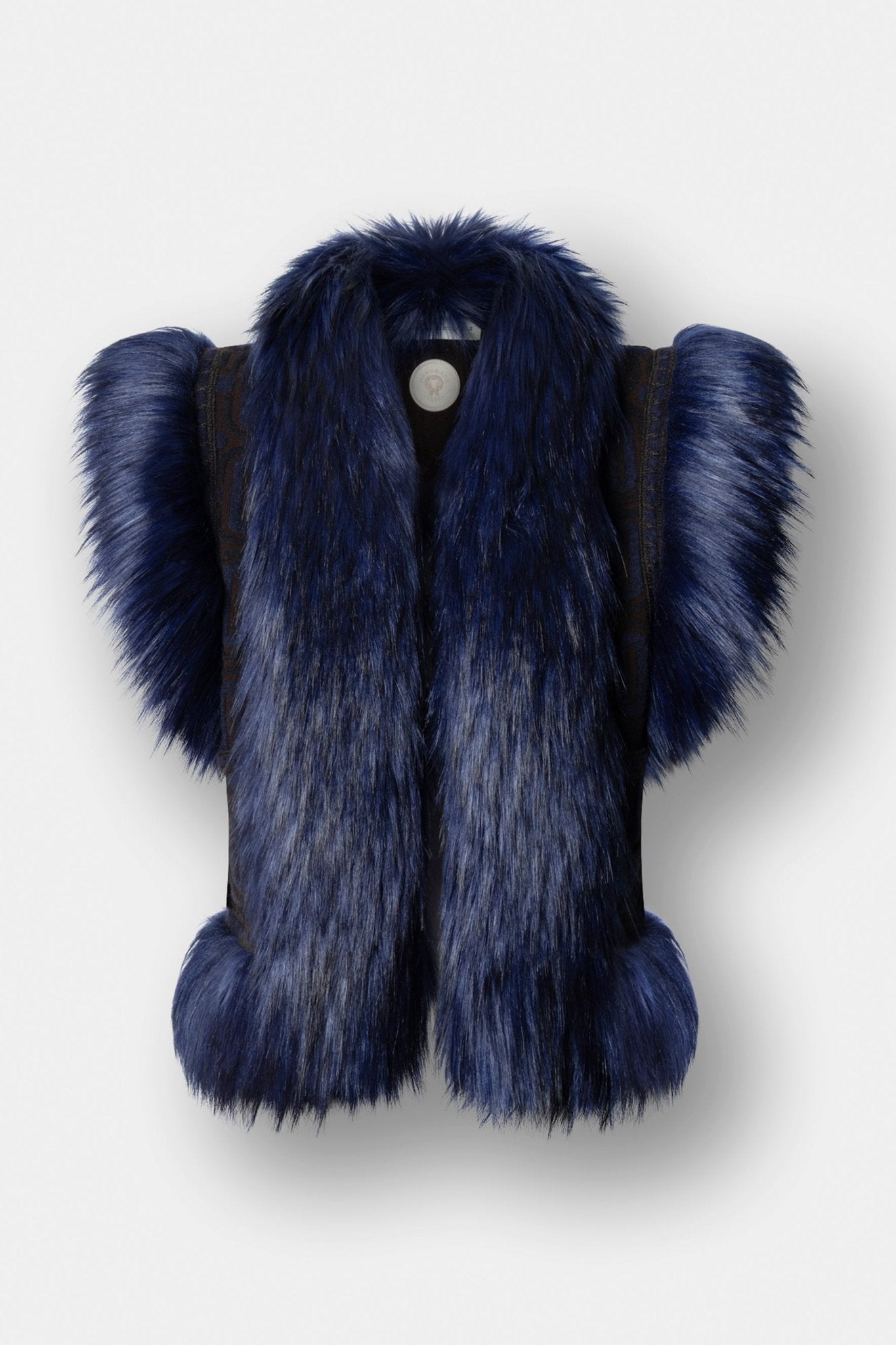 Chaleco punto pelo modelo Theodoro, con base de jacquard geométrico en tono azul y aplicaciones de pelo de alta densidad.