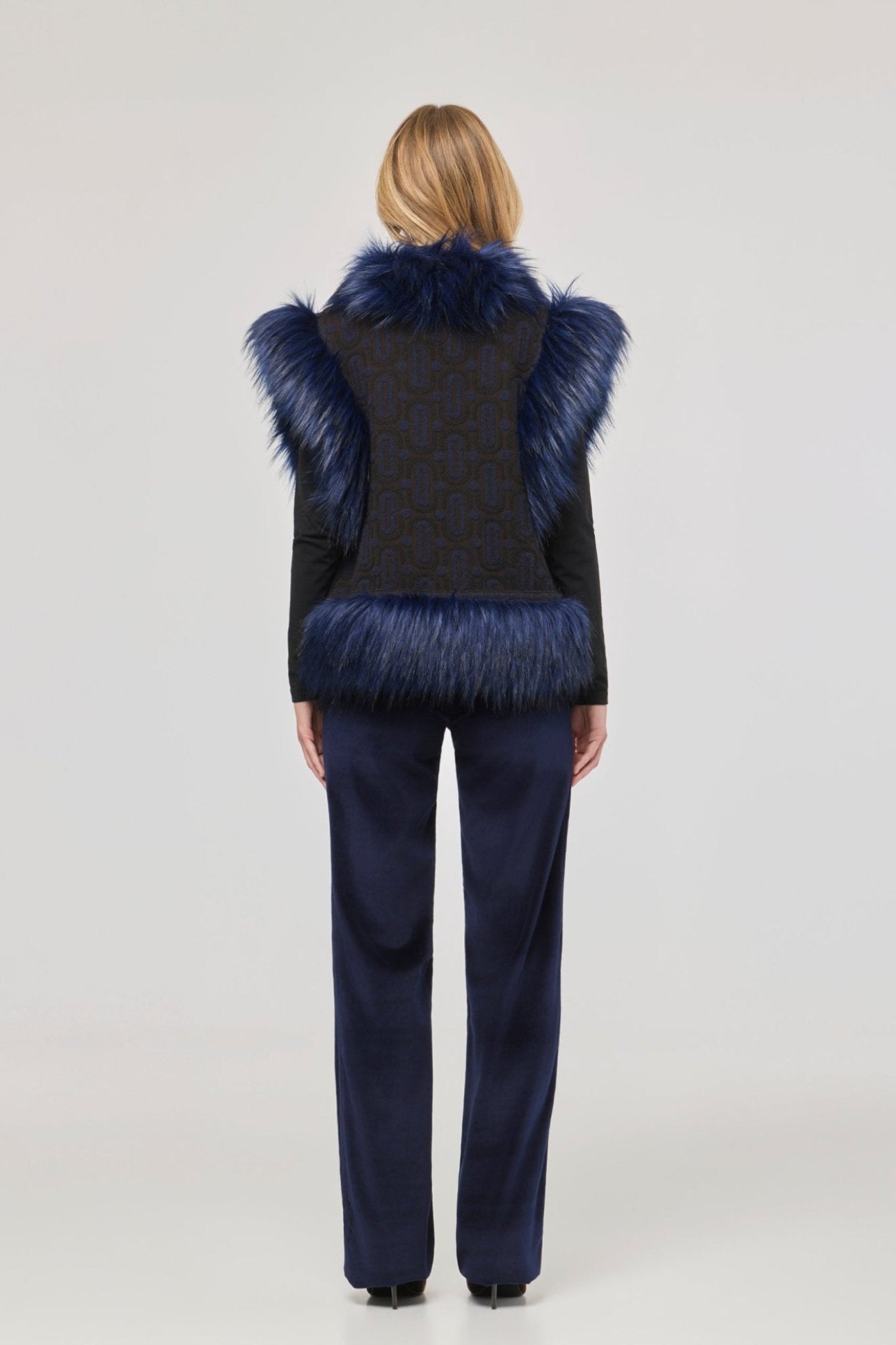 Chaleco punto pelo modelo Theodoro, con base de jacquard geométrico en tono azul y aplicaciones de pelo de alta densidad.