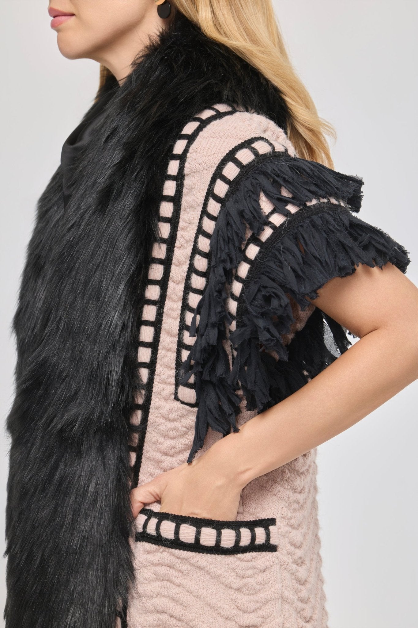 Chaleco rosa largo de pelo para mujer, con estructura combinada y flecos negros artesanales cortados a mano.