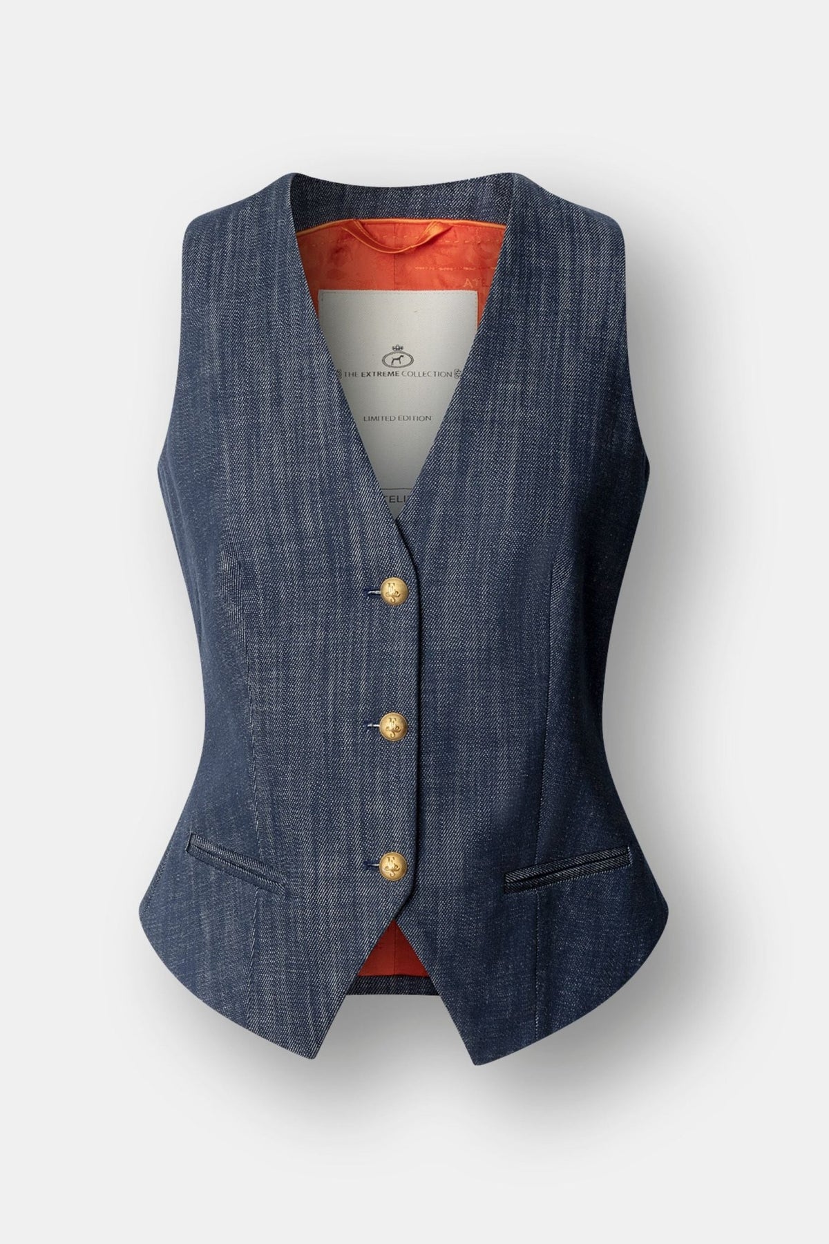 Chaleco sastre denim Milán entallado en azul de alta calidad con escote en V, botones dorados y detalles artesanales. Sofisticación moderna y versátil.