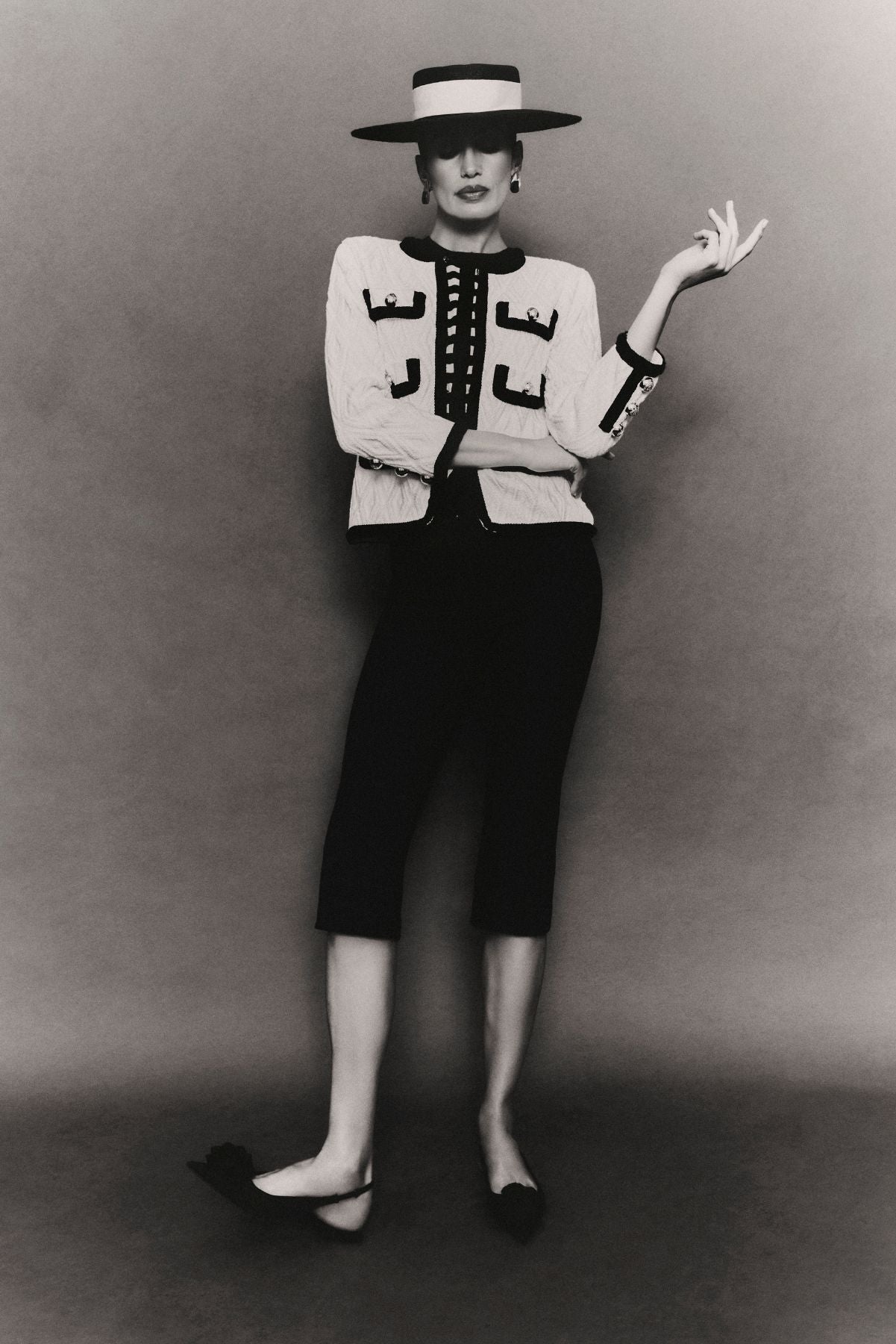 Chaqueta bicolor para mujer modelo Bianca en blanco con vivos negros.