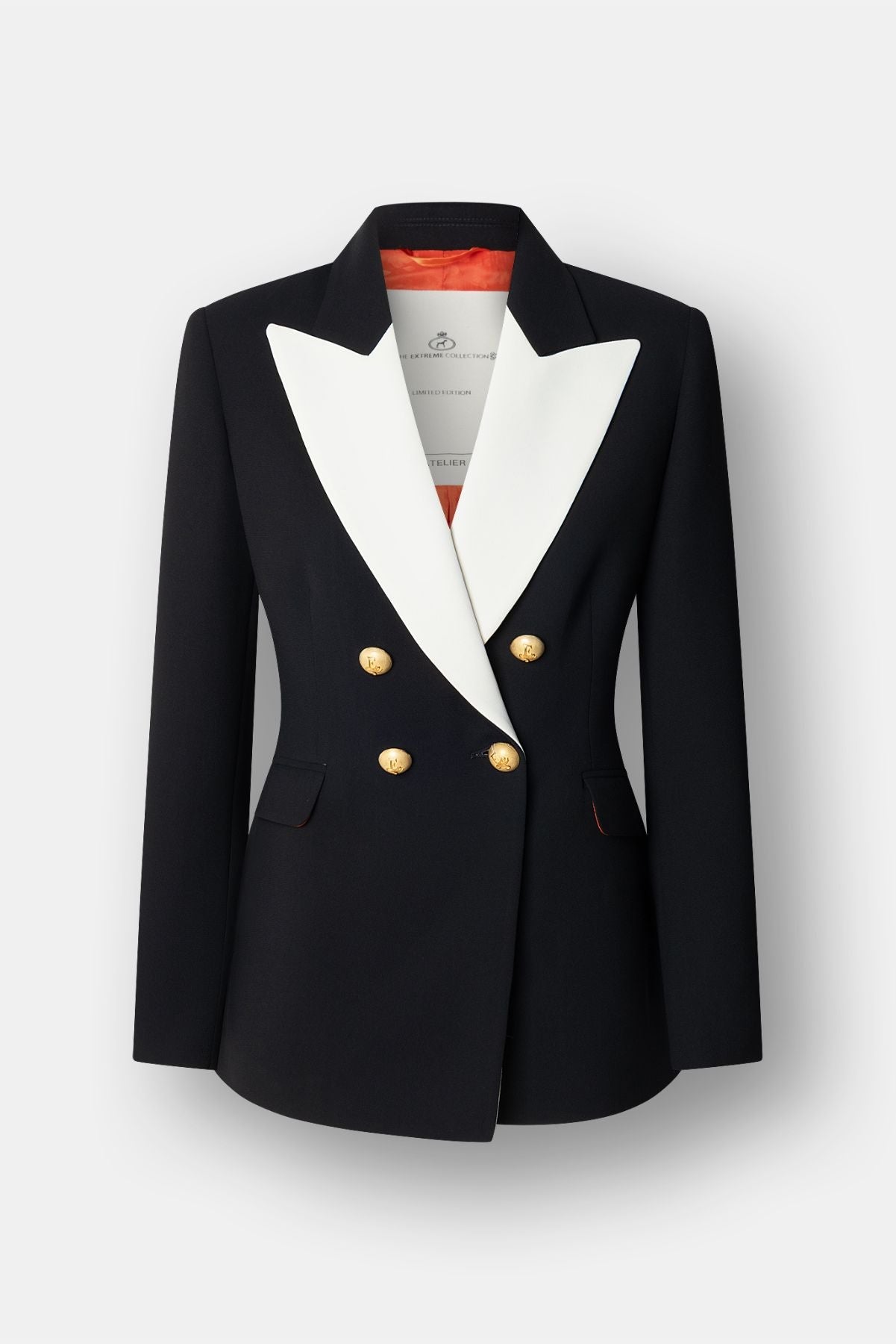 Chaqueta blazer de diseño cruzada en negro con solapas de pico blancas para mujer modelo Iconic Code 01.