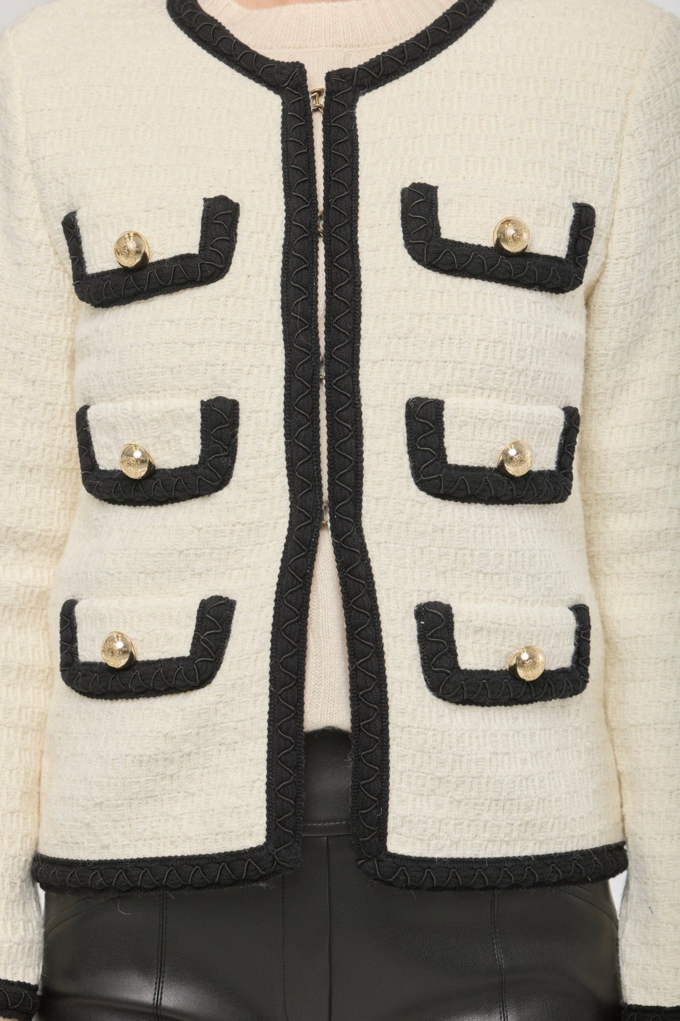 Chaqueta corta bicolor estilo tweed para mujer Preston, en tono crudo con ribetes negros y botones dorados
