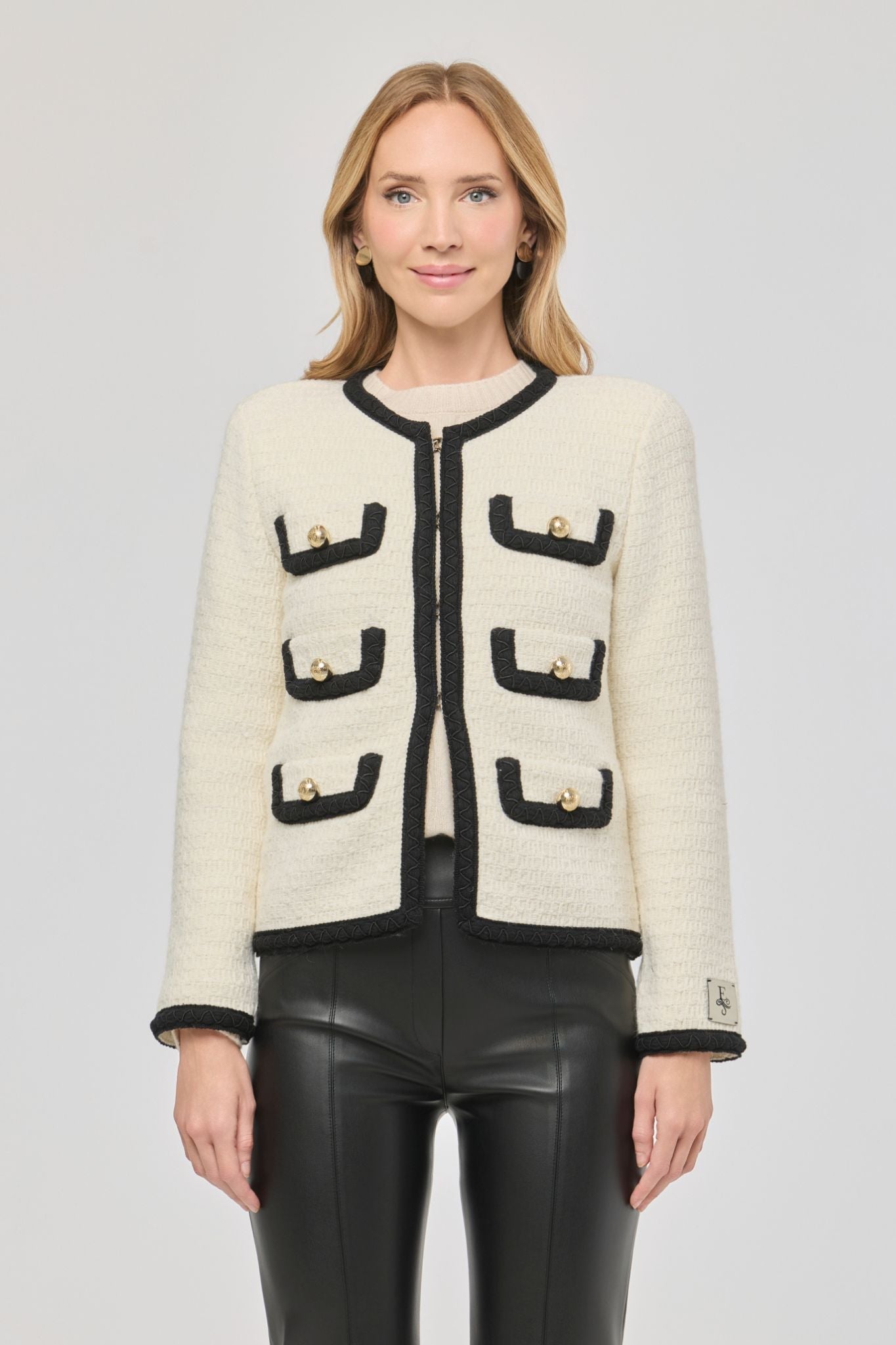 Chaqueta corta bicolor estilo tweed para mujer Preston, en tono crudo con ribetes negros y botones dorados