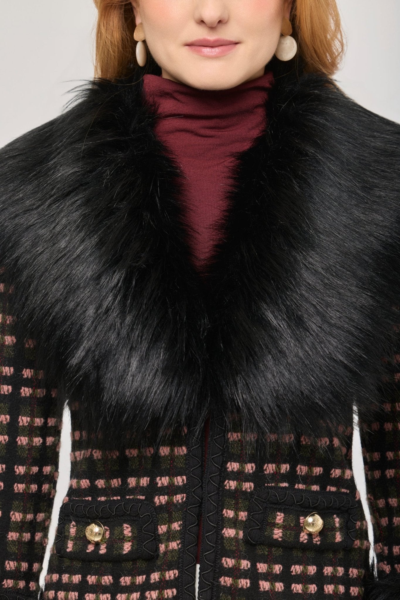 Chaqueta corta con aplicaciones de pelo ecológico Angele, con base de tejido estructurado multicolor y detalles de pelo en cuello y puños.