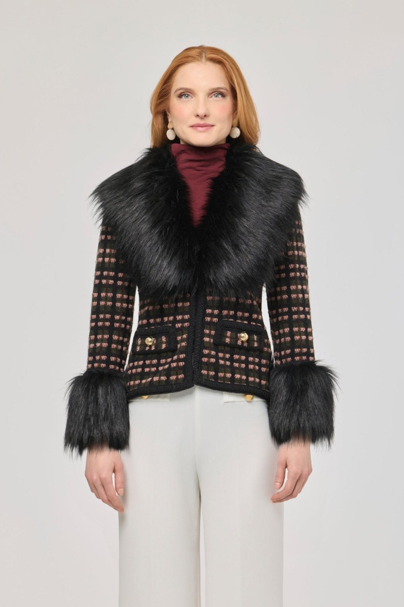 Chaqueta corta con aplicaciones de pelo ecológico Angele, con base de tejido estructurado multicolor y detalles de pelo en cuello y puños.