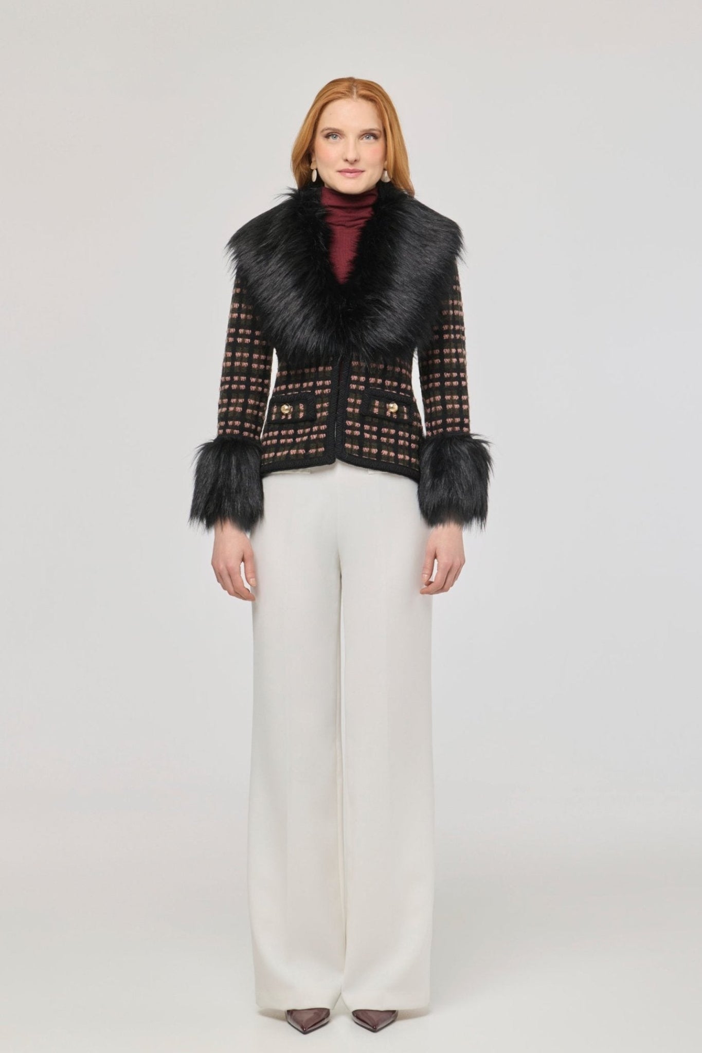 Chaqueta corta con aplicaciones de pelo ecológico Angele, con base de tejido estructurado multicolor y detalles de pelo en cuello y puños.