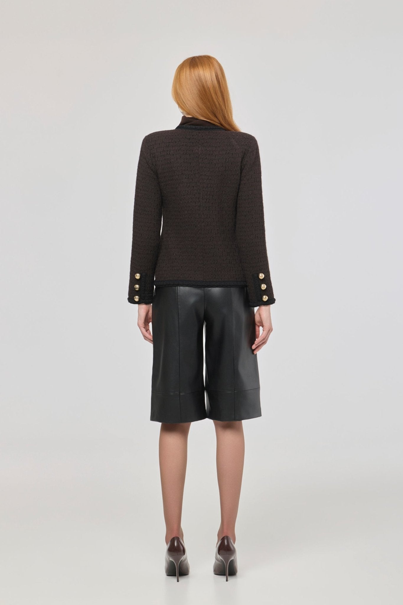 Chaqueta corta de punto marrón para mujer Preston, con ribetes en contraste y botones dorados.