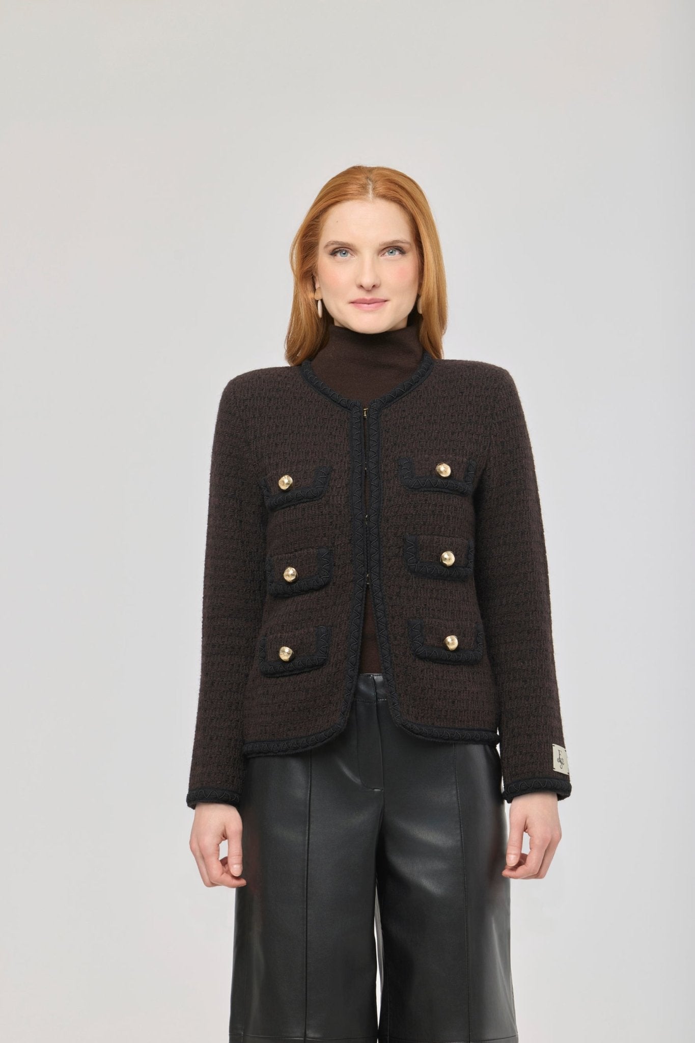 Chaqueta corta de punto marrón para mujer Preston, con ribetes en contraste y botones dorados.