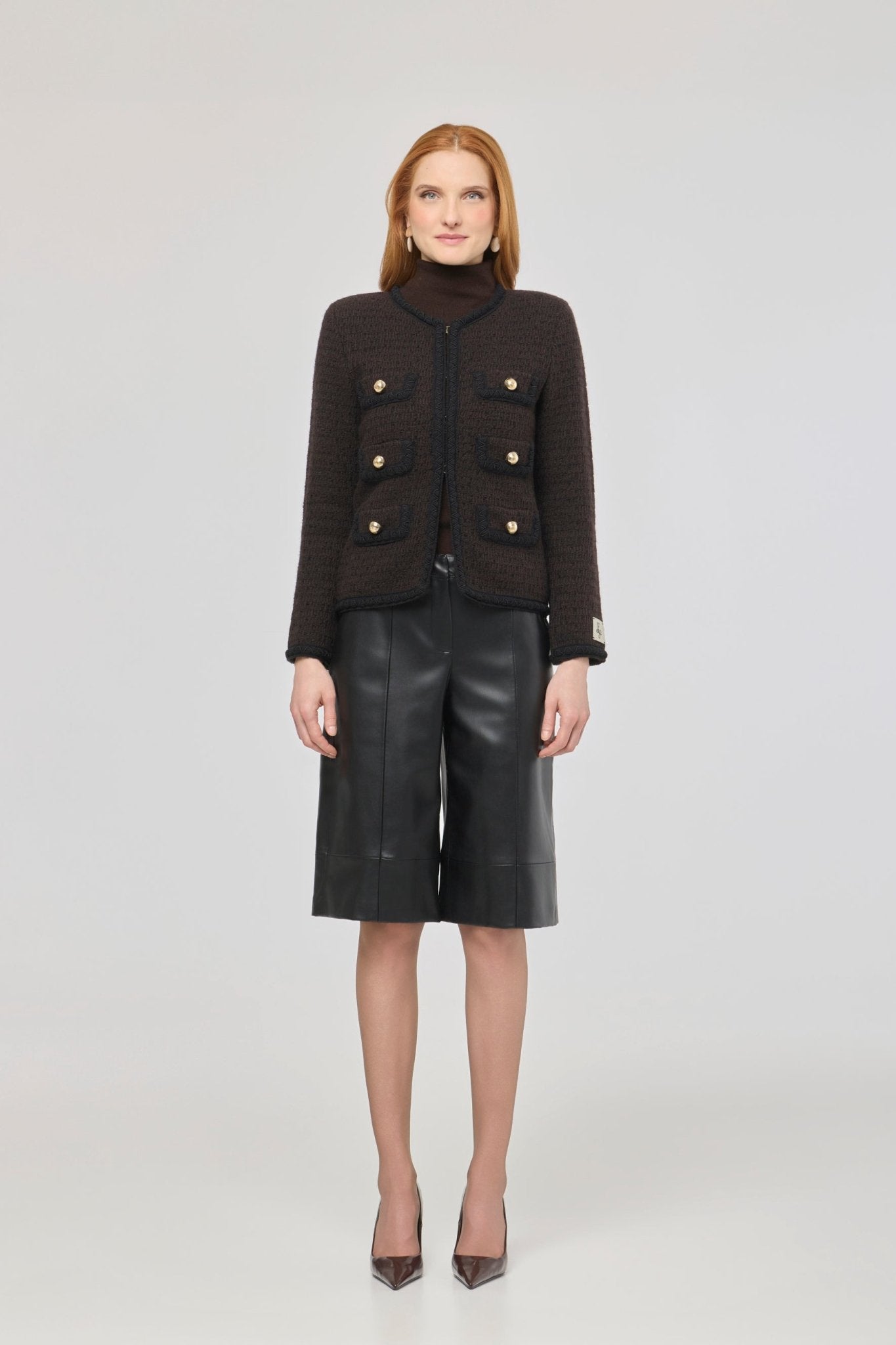Chaqueta corta de punto marrón para mujer Preston, con ribetes en contraste y botones dorados.