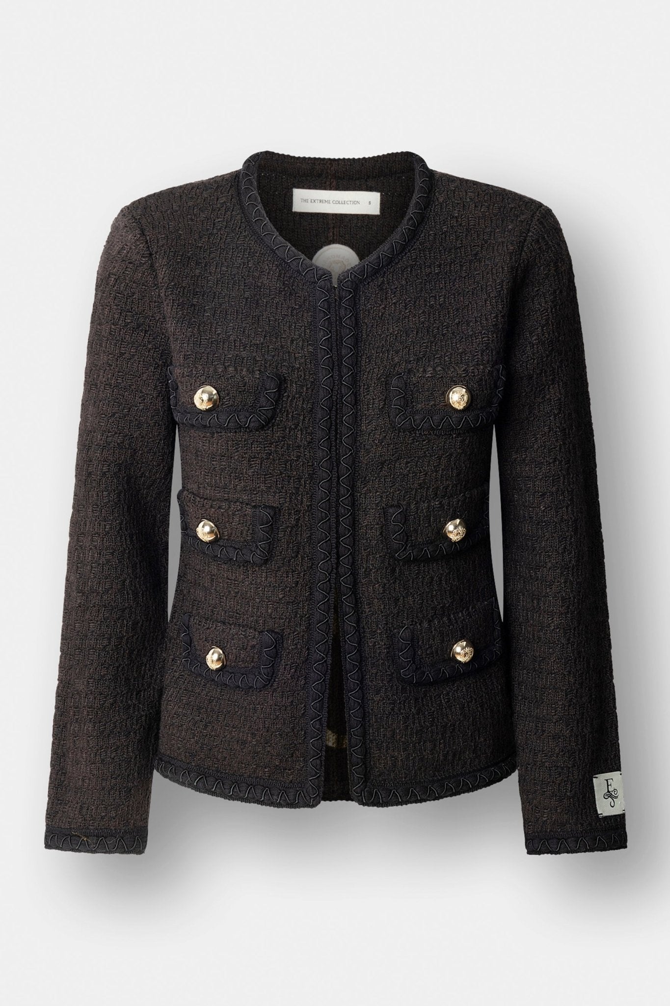 Chaqueta corta de punto marrón para mujer Preston, con ribetes en contraste y botones dorados.