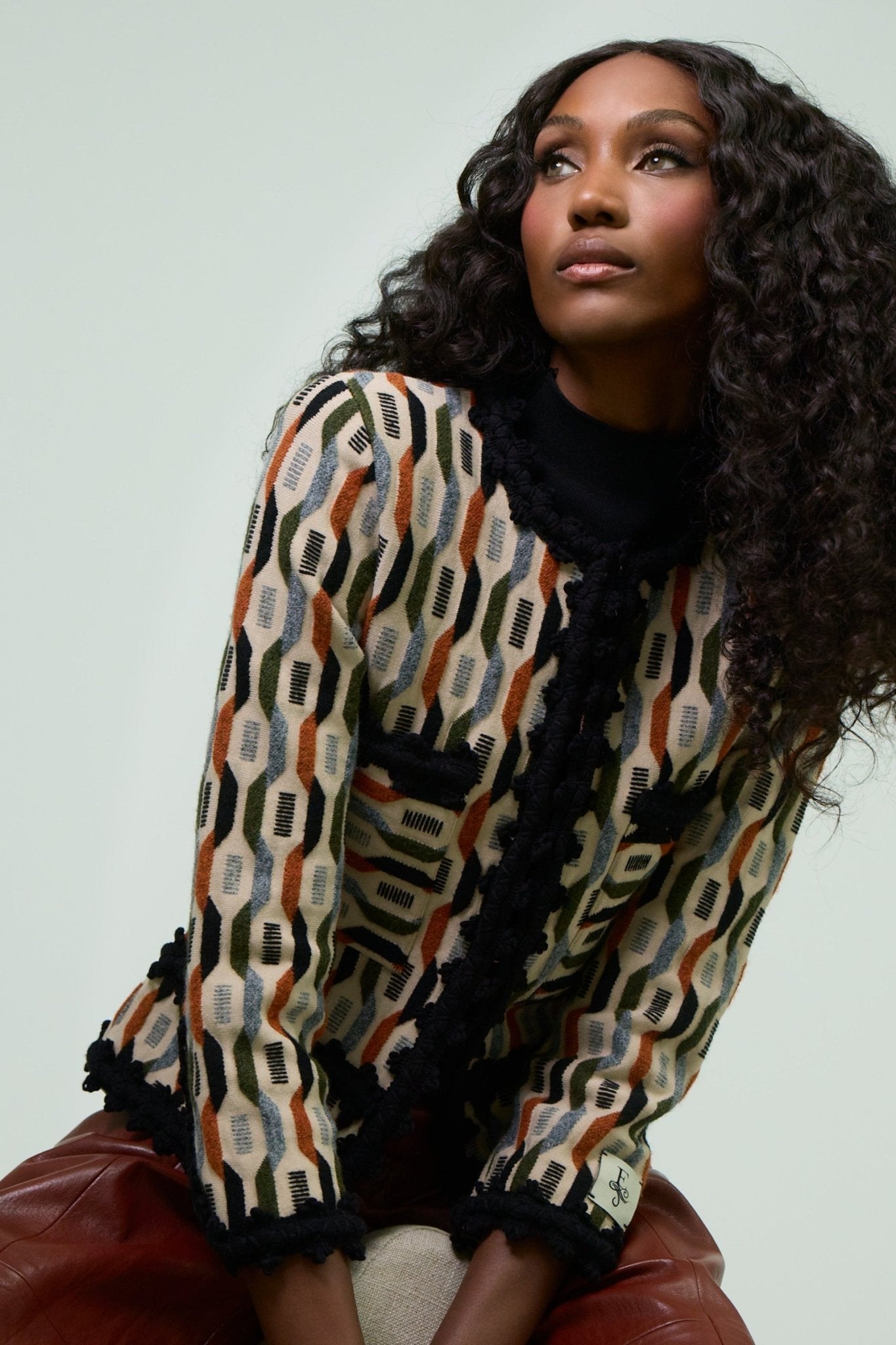 Chaqueta de punto estampada multicolor Scott con diseño geométrico multicolor y detalles de ribeteado ornamental artesanal.
