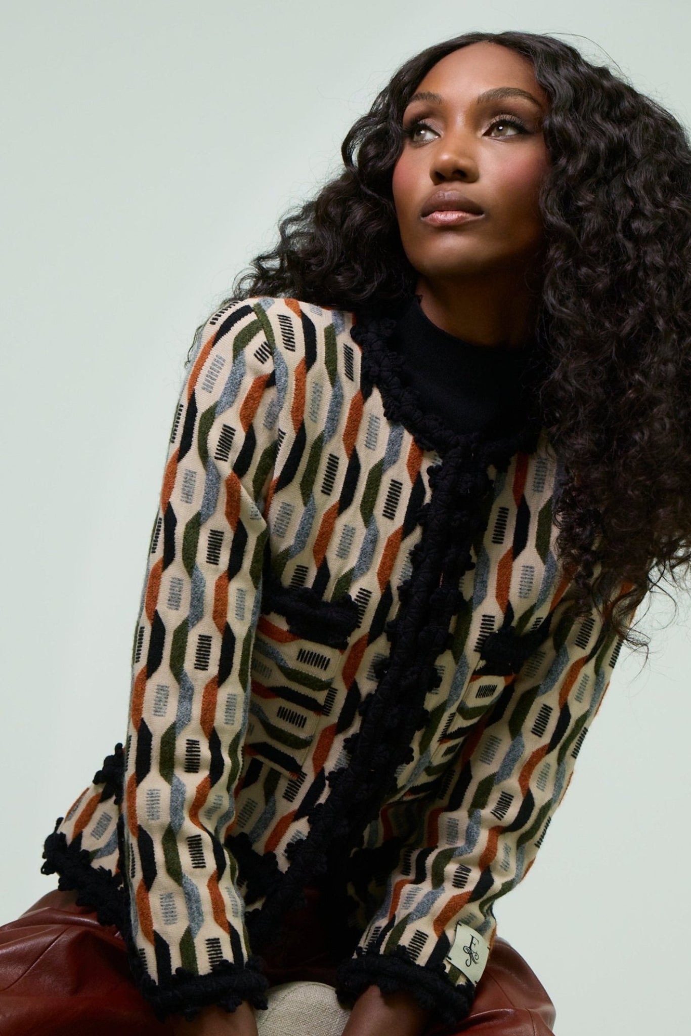 Chaqueta de punto estampada multicolor Scott con diseño geométrico multicolor y detalles de ribeteado ornamental artesanal.