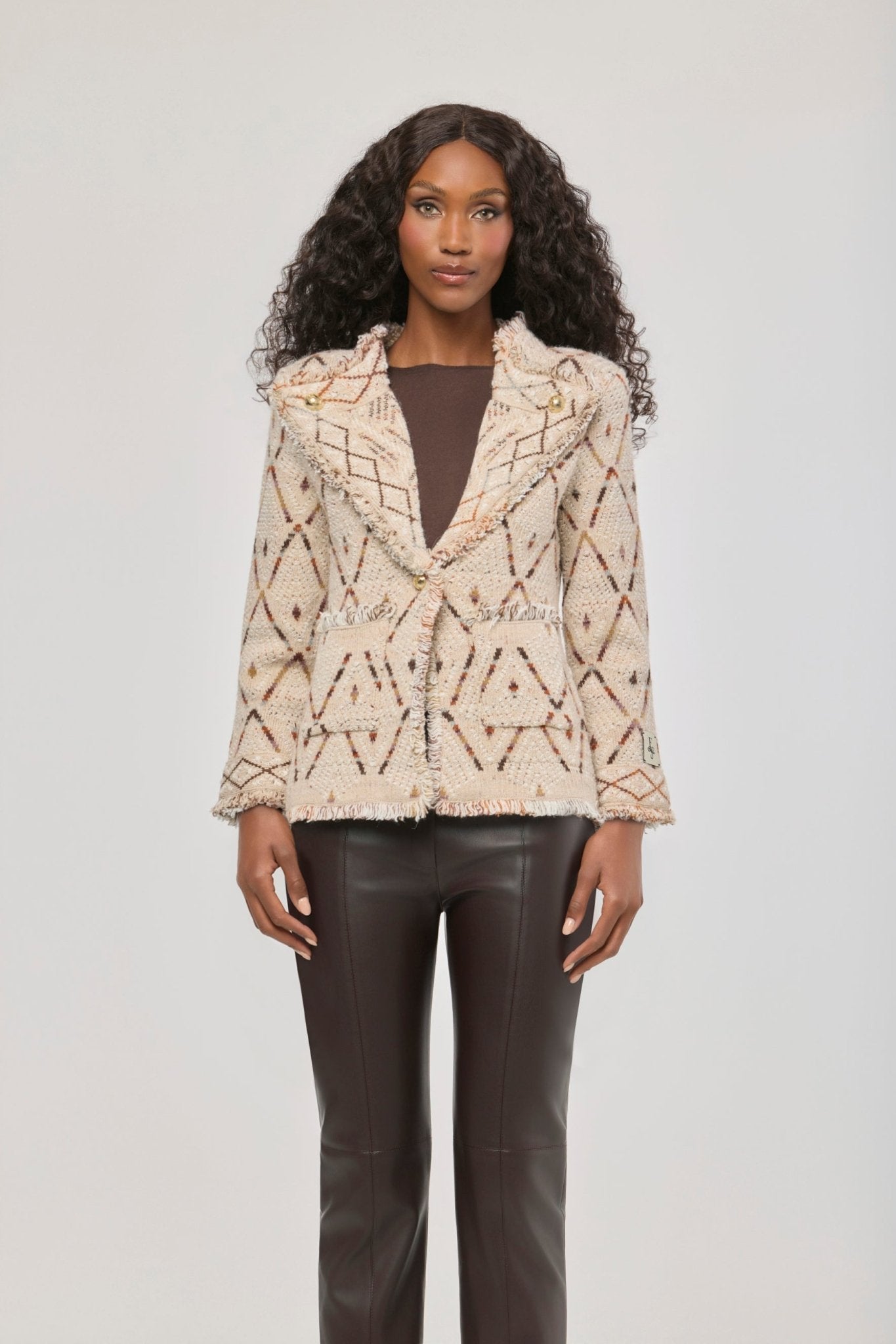 Chaqueta de punto jacquard Parker con patrón geométrico, solapas con acabado desflecado y botones dorados.
