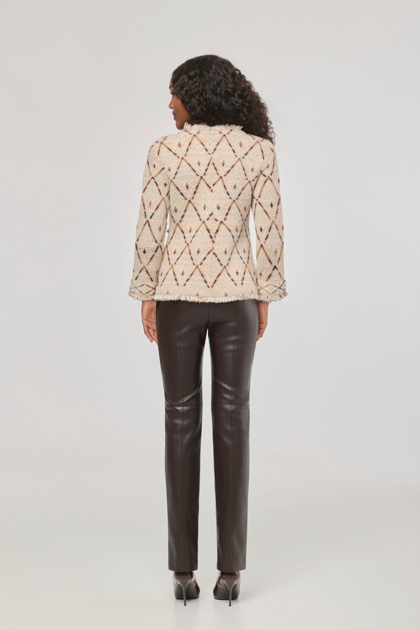 Chaqueta de punto jacquard Parker con patrón geométrico, solapas con acabado desflecado y botones dorados.
