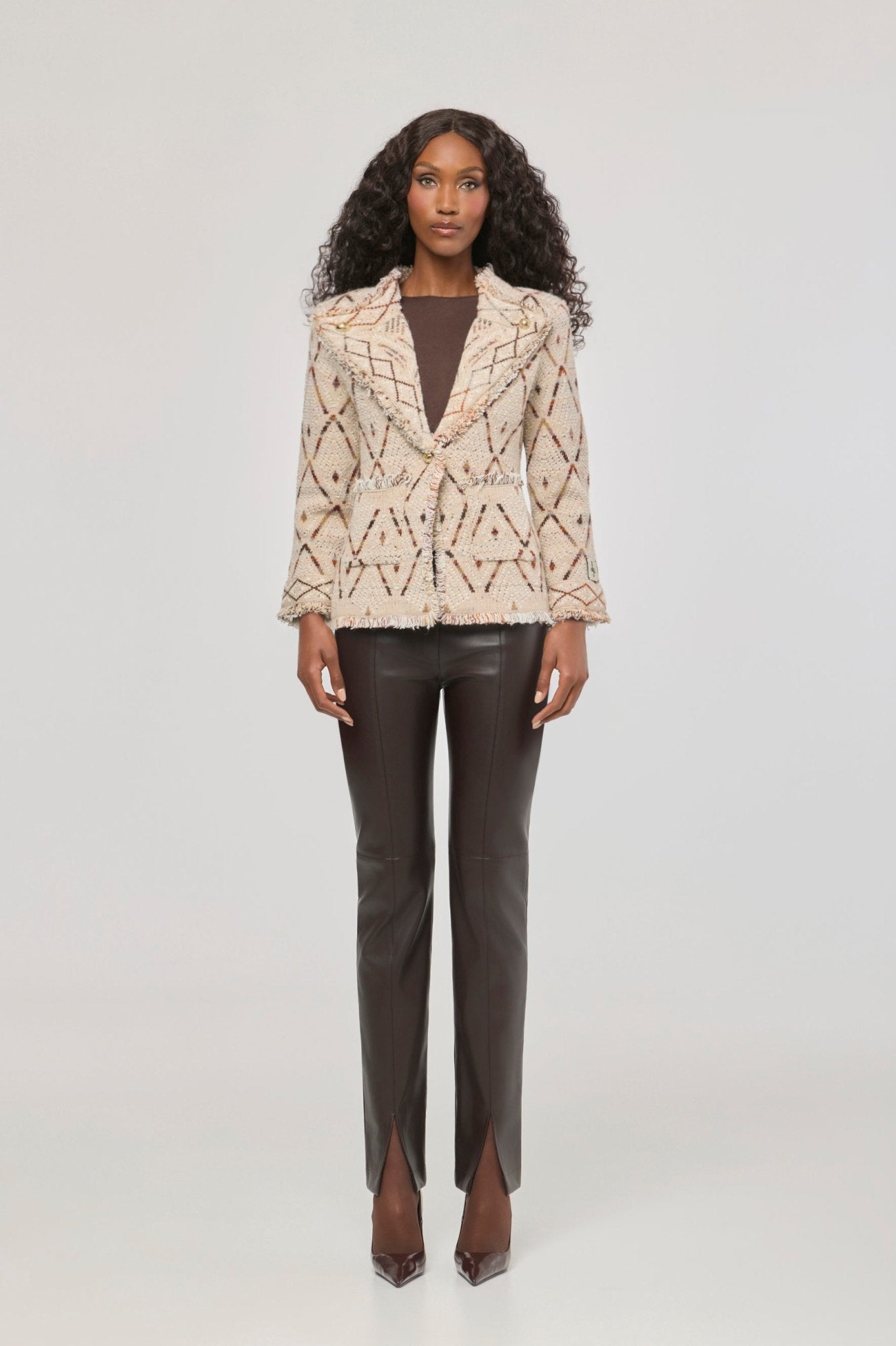 Chaqueta de punto jacquard Parker con patrón geométrico, solapas con acabado desflecado y botones dorados.