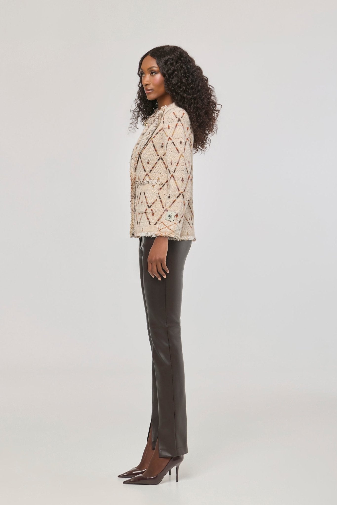 Chaqueta de punto jacquard Parker con patrón geométrico, solapas con acabado desflecado y botones dorados.