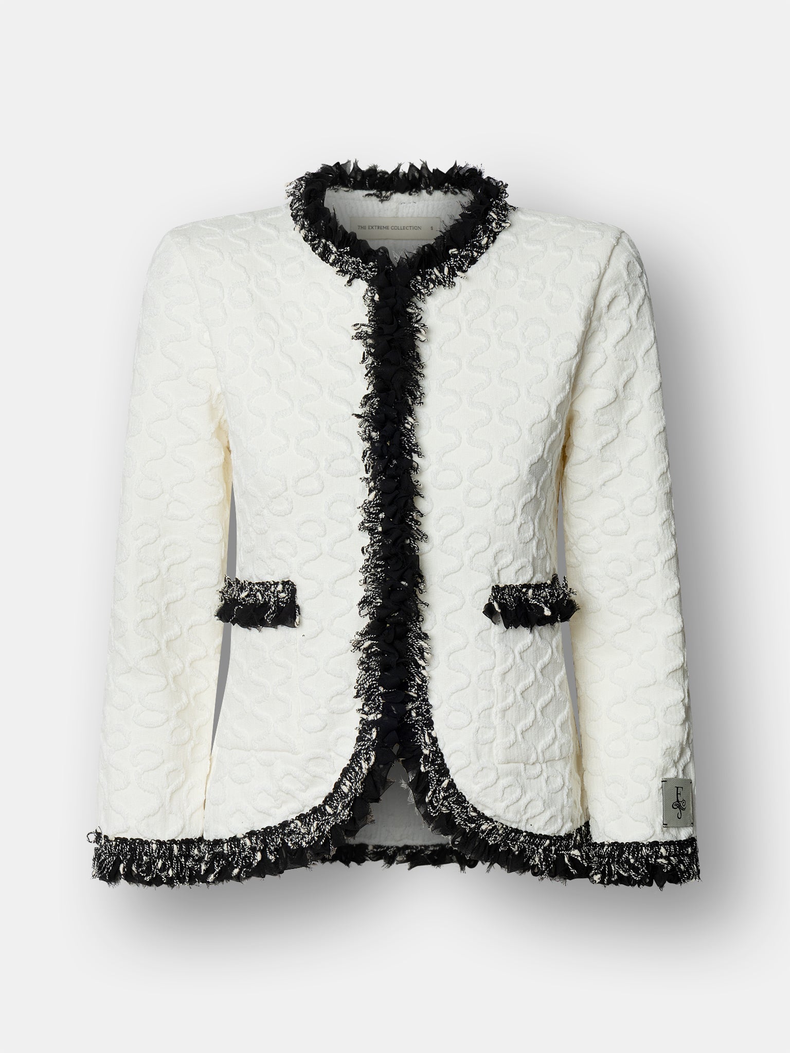 Chaqueta de lujo blanca para mujer modelo Ludovica con ribetes oscuros y detalles brillantes.