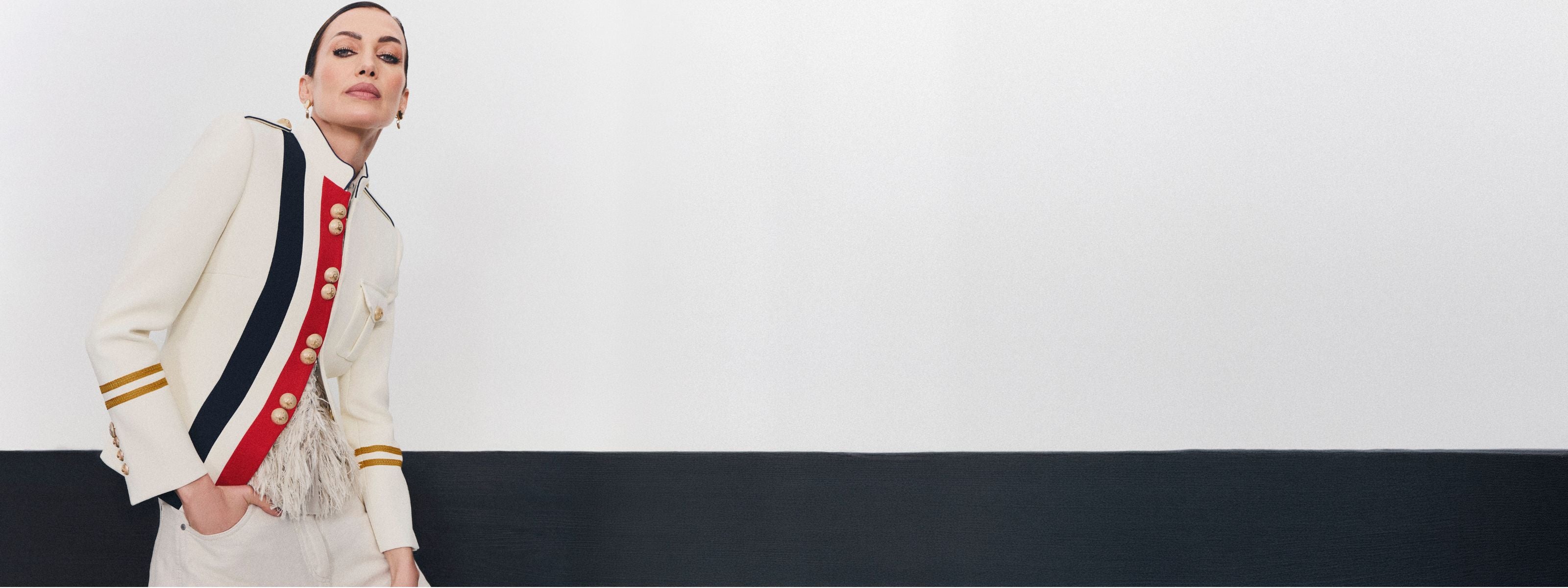 Chaqueta militar de lujo con estética napoleónica confeccionada en edición limitada.