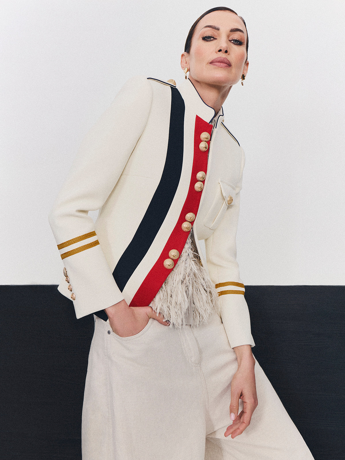 Chaqueta militar de lujo con estética napoleónica confeccionada en edición limitada.